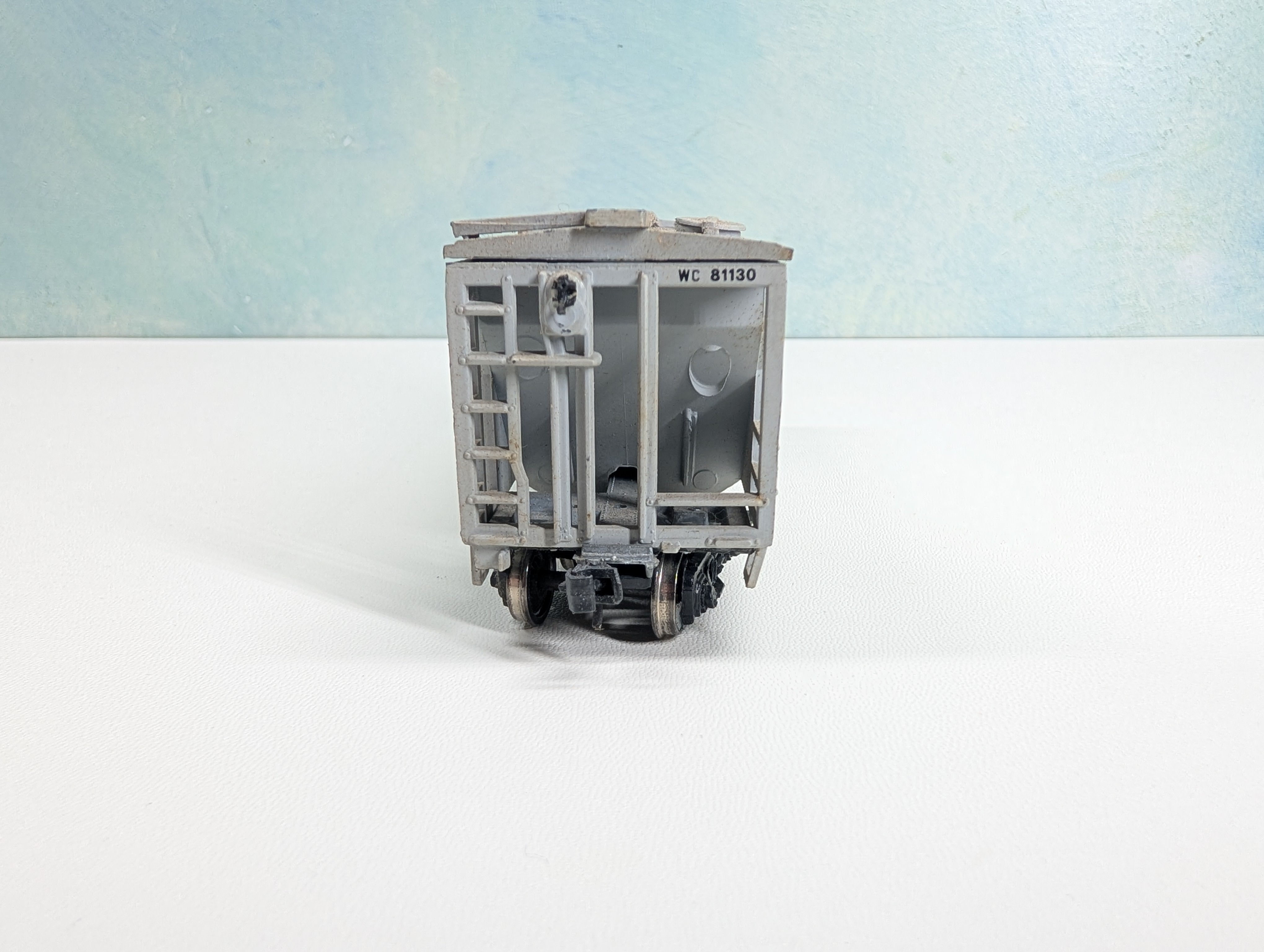 USED Roundhouse HO Scale 2 Bay Covered Hopper Wisconsin Central WC #81130 Metal Wheels