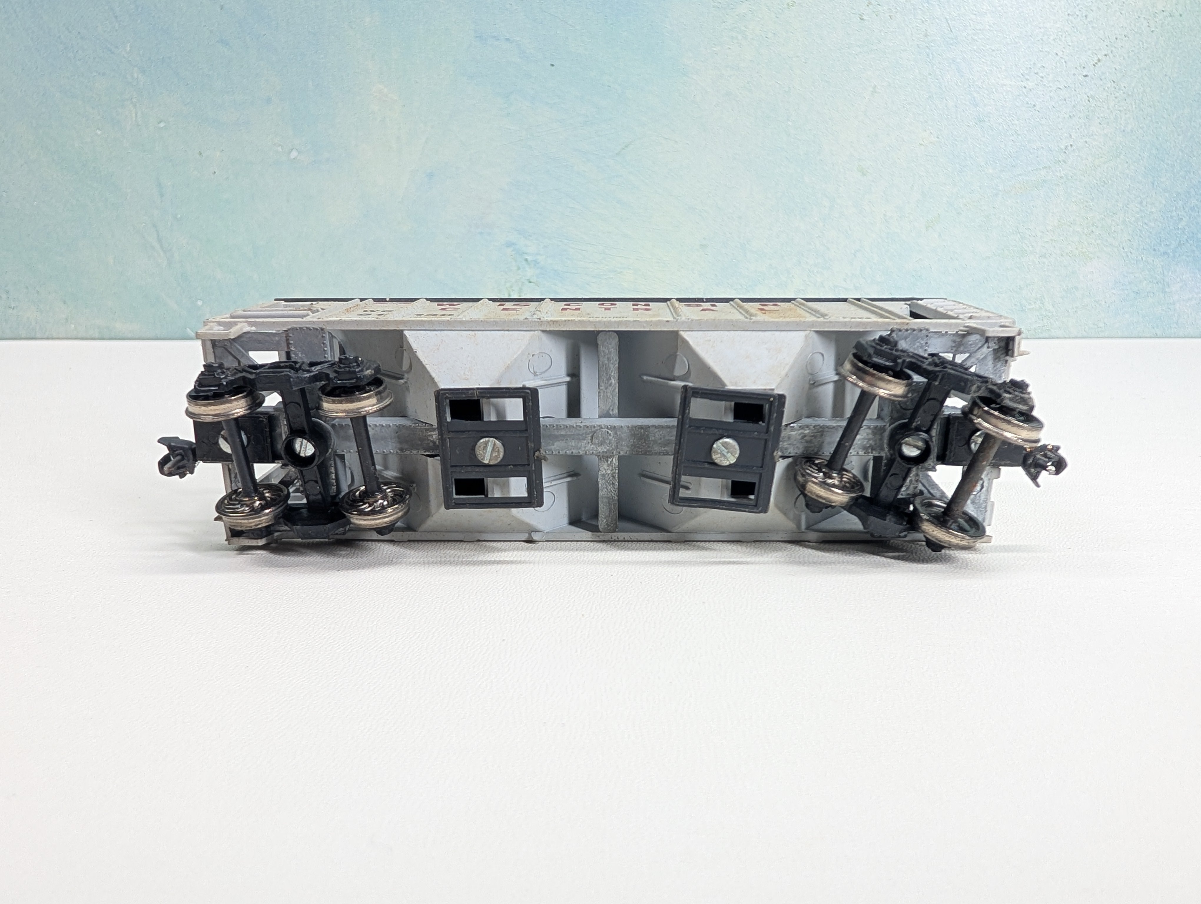 USED Roundhouse HO Scale 2 Bay Covered Hopper Wisconsin Central WC #81130 Metal Wheels