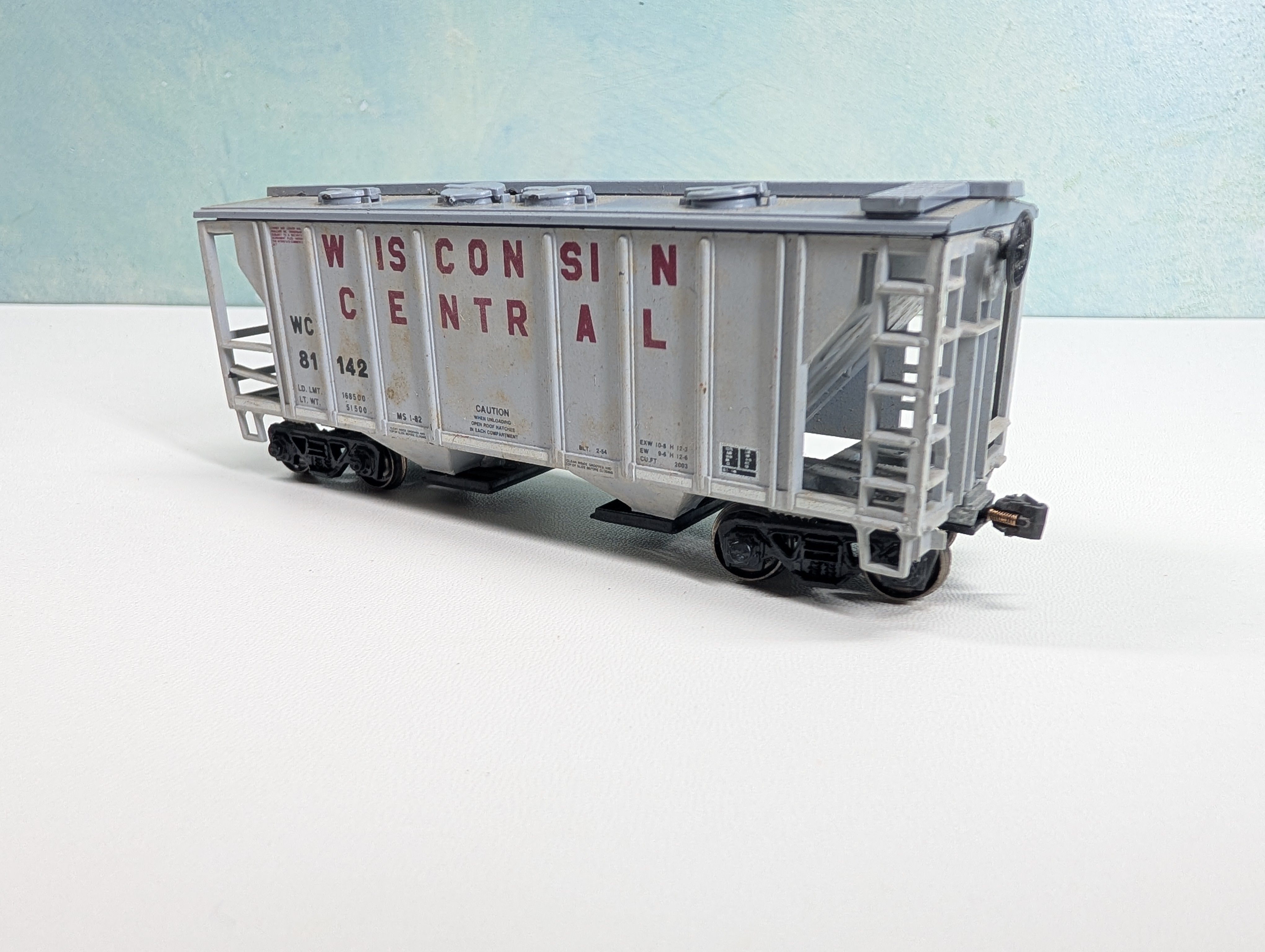 USED Roundhouse HO Scale 2 Bay Covered Hopper Wisconsin Central WC #81142 Metal Wheels
