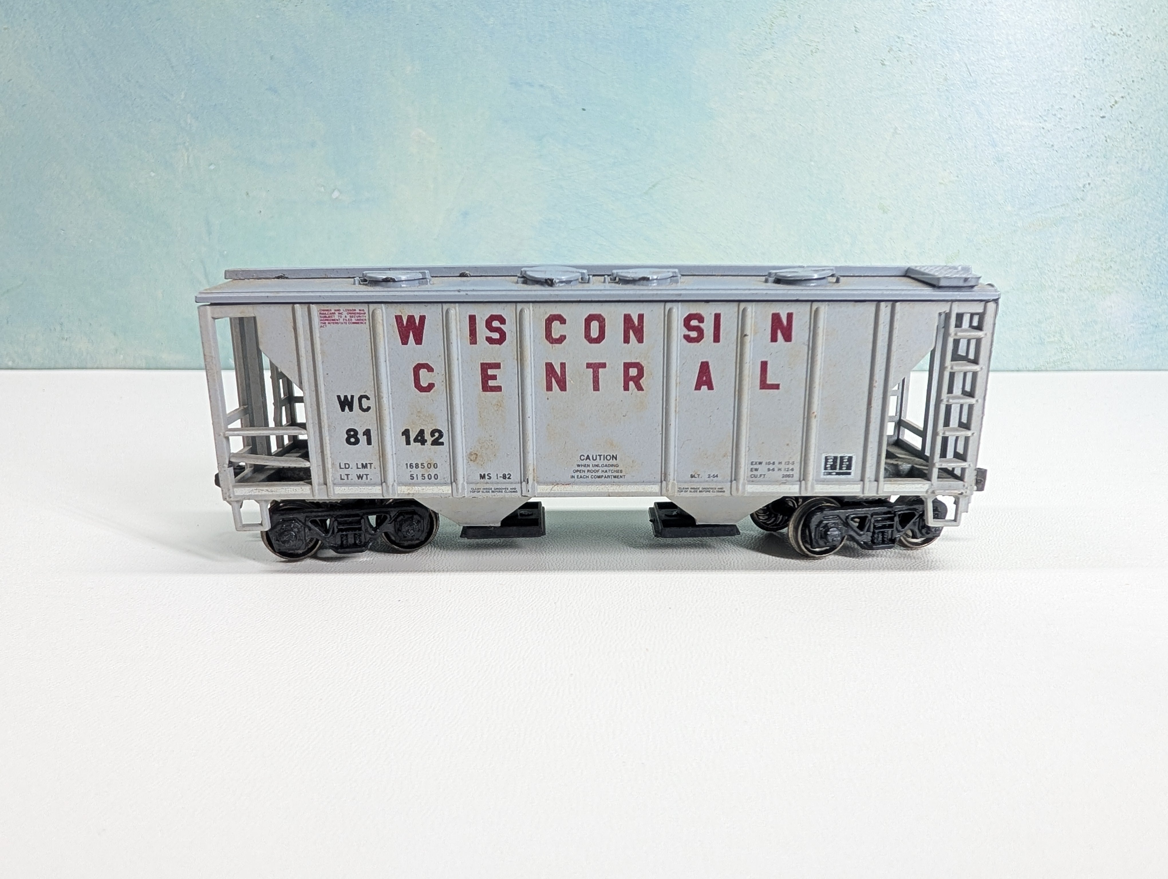 USED Roundhouse HO Scale 2 Bay Covered Hopper Wisconsin Central WC #81142 Metal Wheels