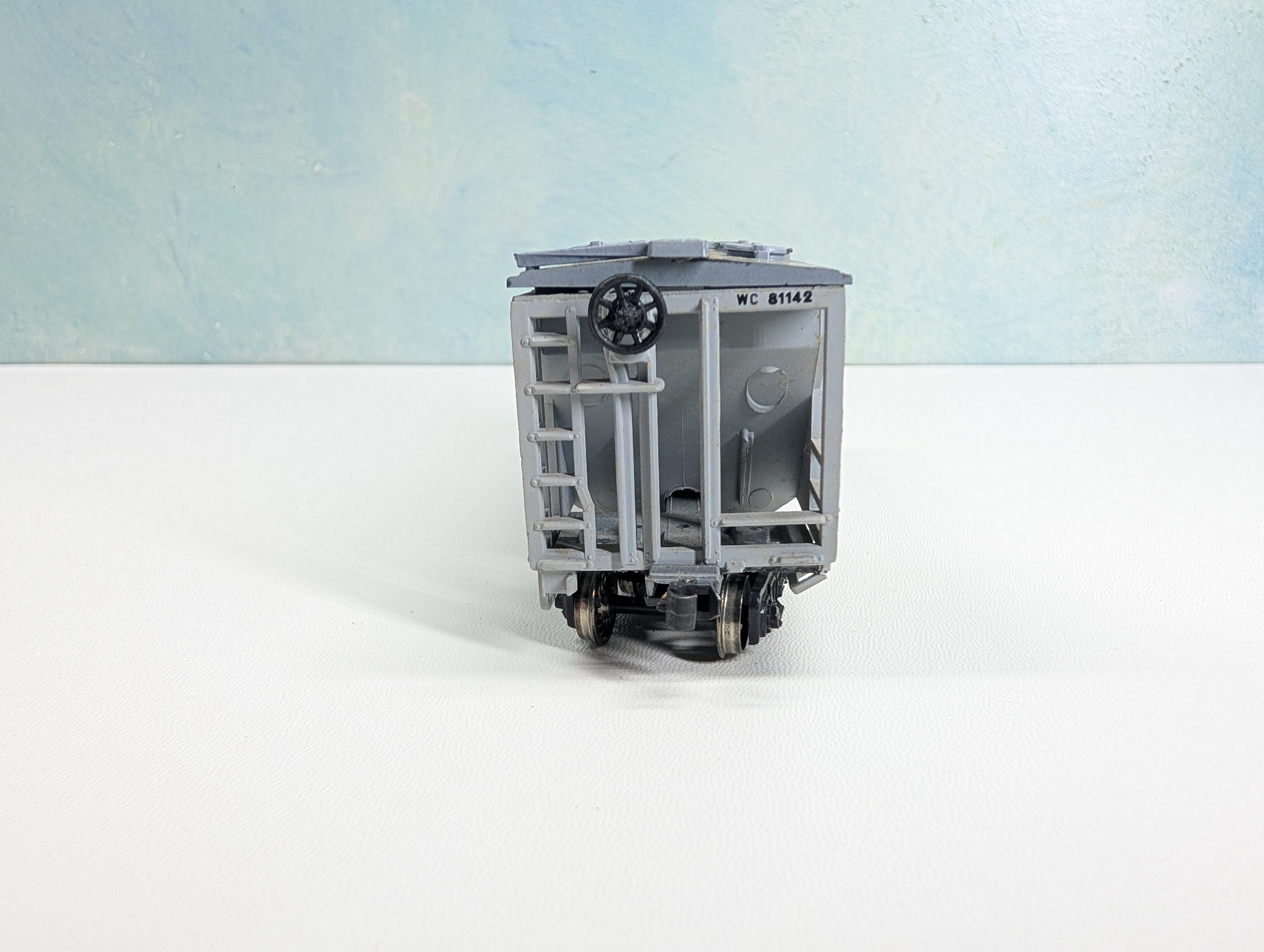 USED Roundhouse HO Scale 2 Bay Covered Hopper Wisconsin Central WC #81142 Metal Wheels