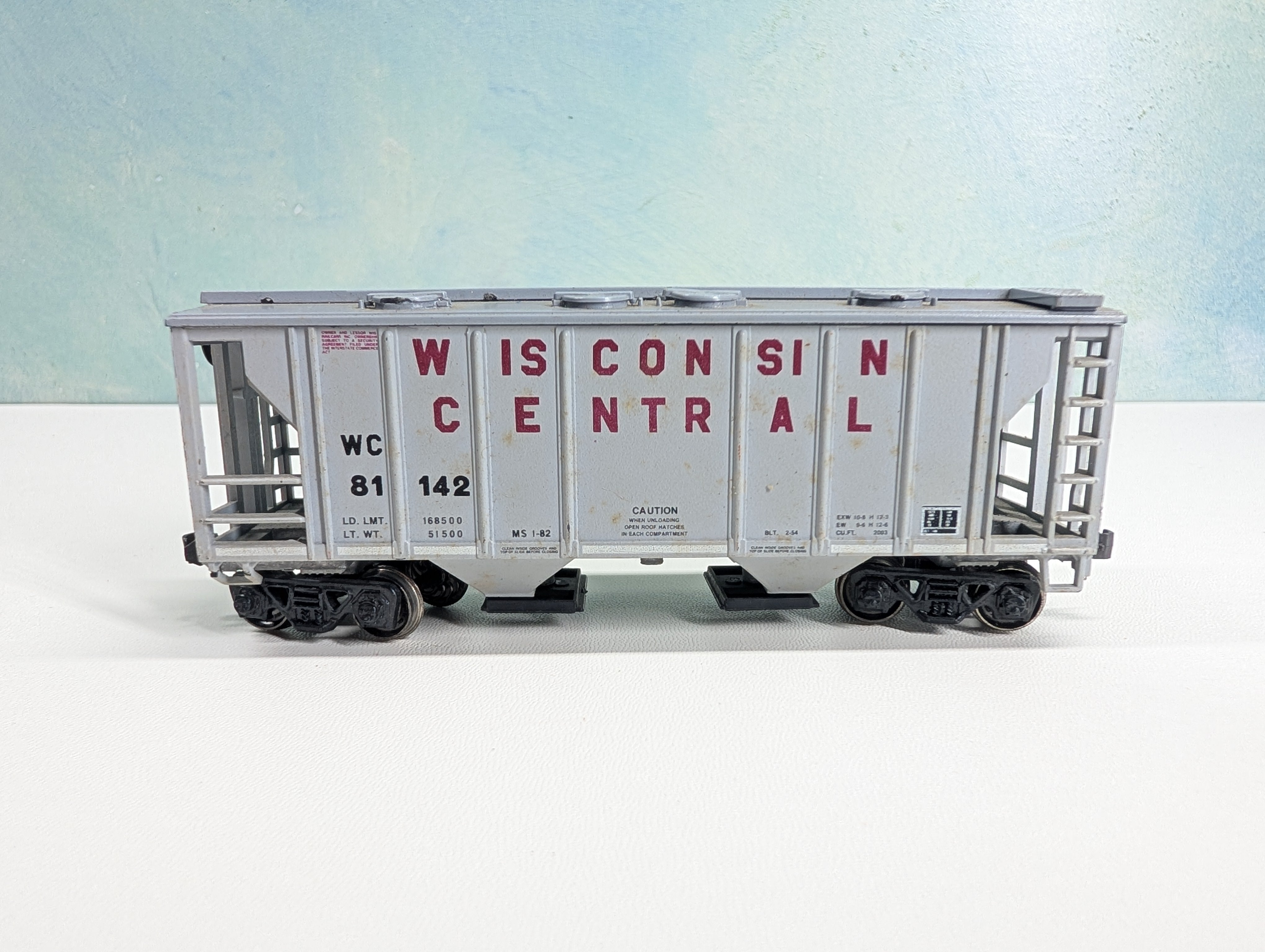 USED Roundhouse HO Scale 2 Bay Covered Hopper Wisconsin Central WC #81142 Metal Wheels