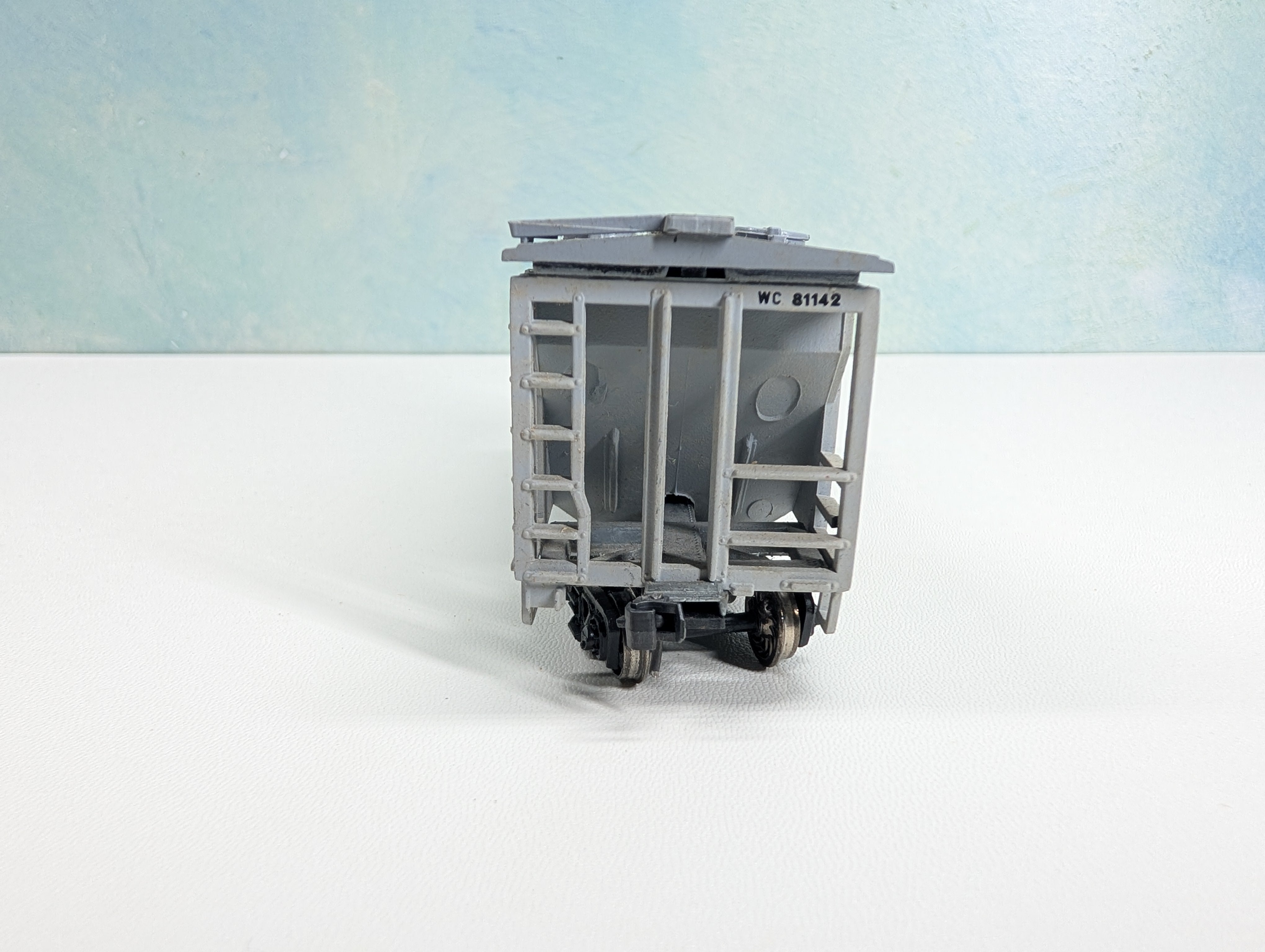 USED Roundhouse HO Scale 2 Bay Covered Hopper Wisconsin Central WC #81142 Metal Wheels