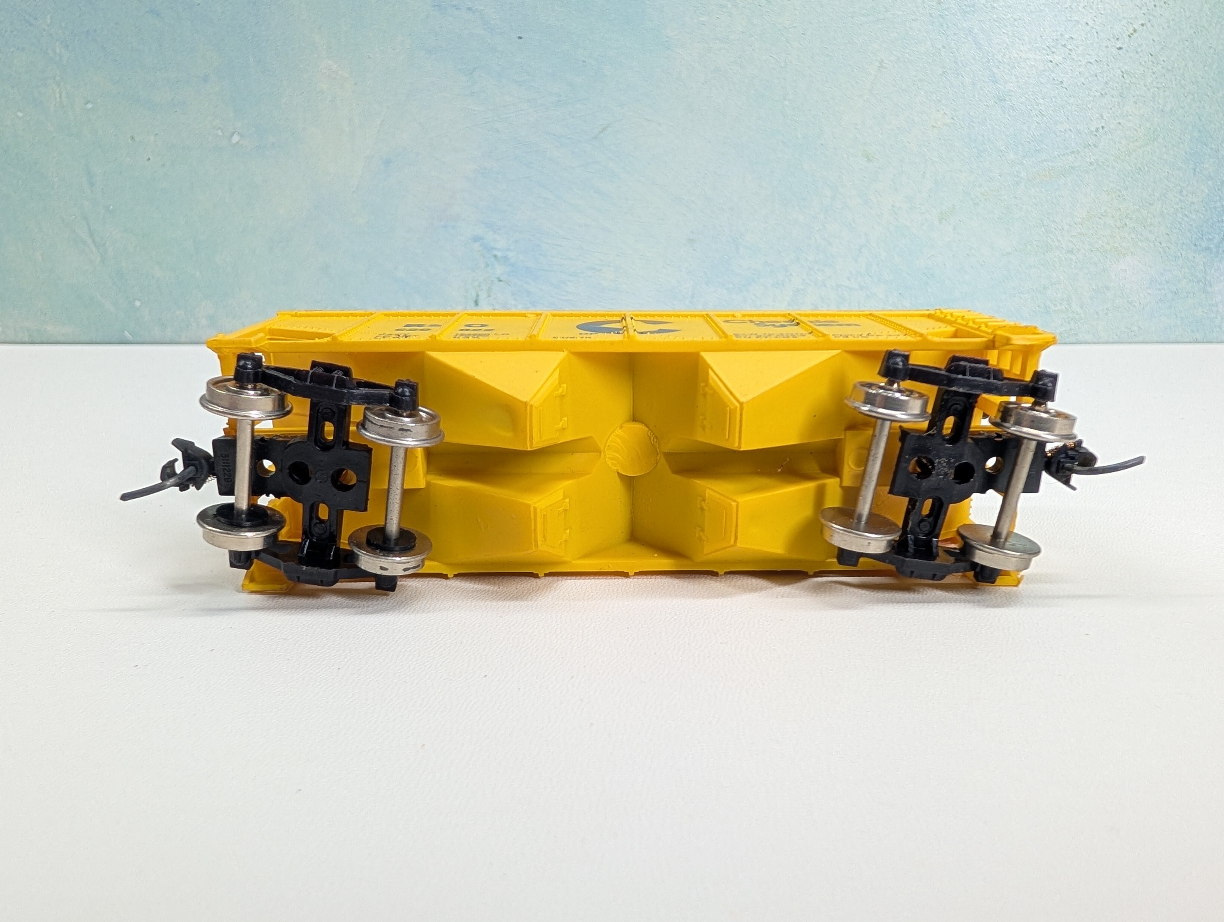 USED HO Scale Covered Hopper Chessie System B&O #629822 Metal Wheels