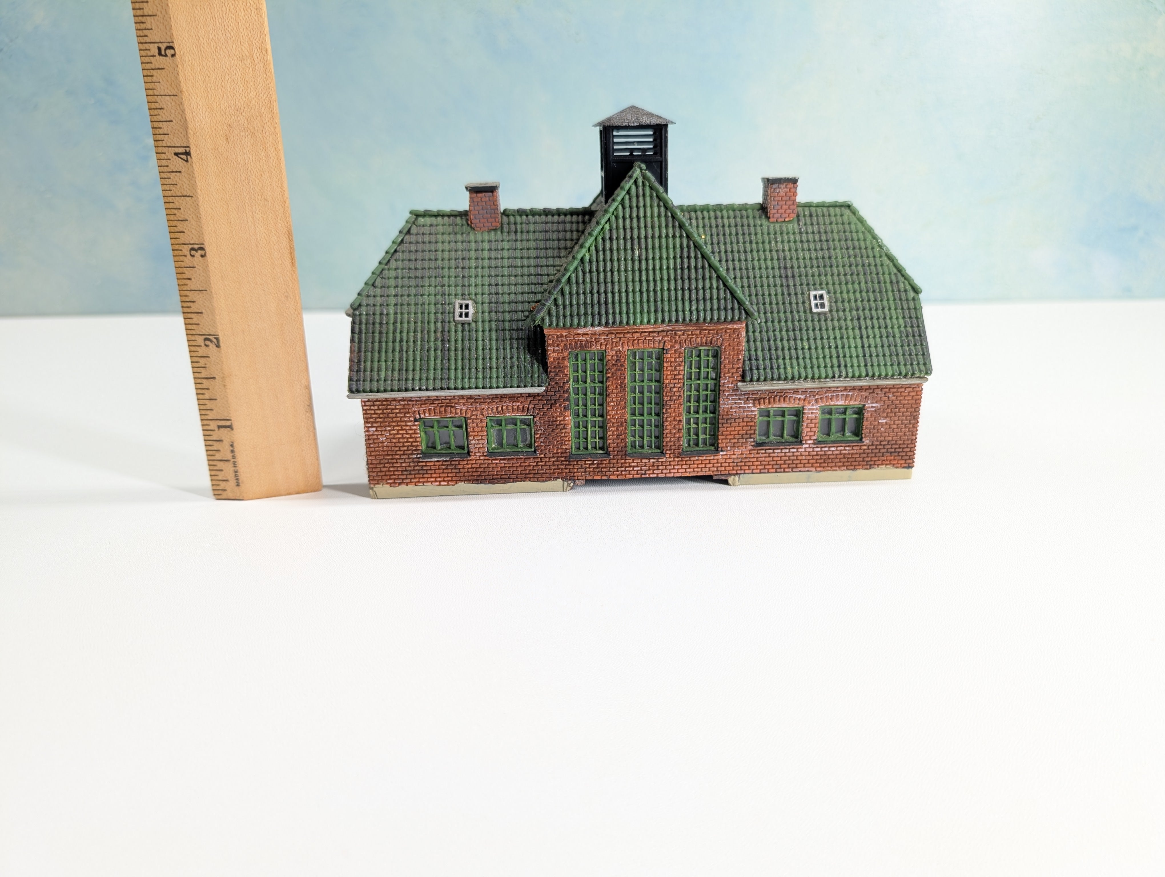 USED Heljan HO Scale Train Station