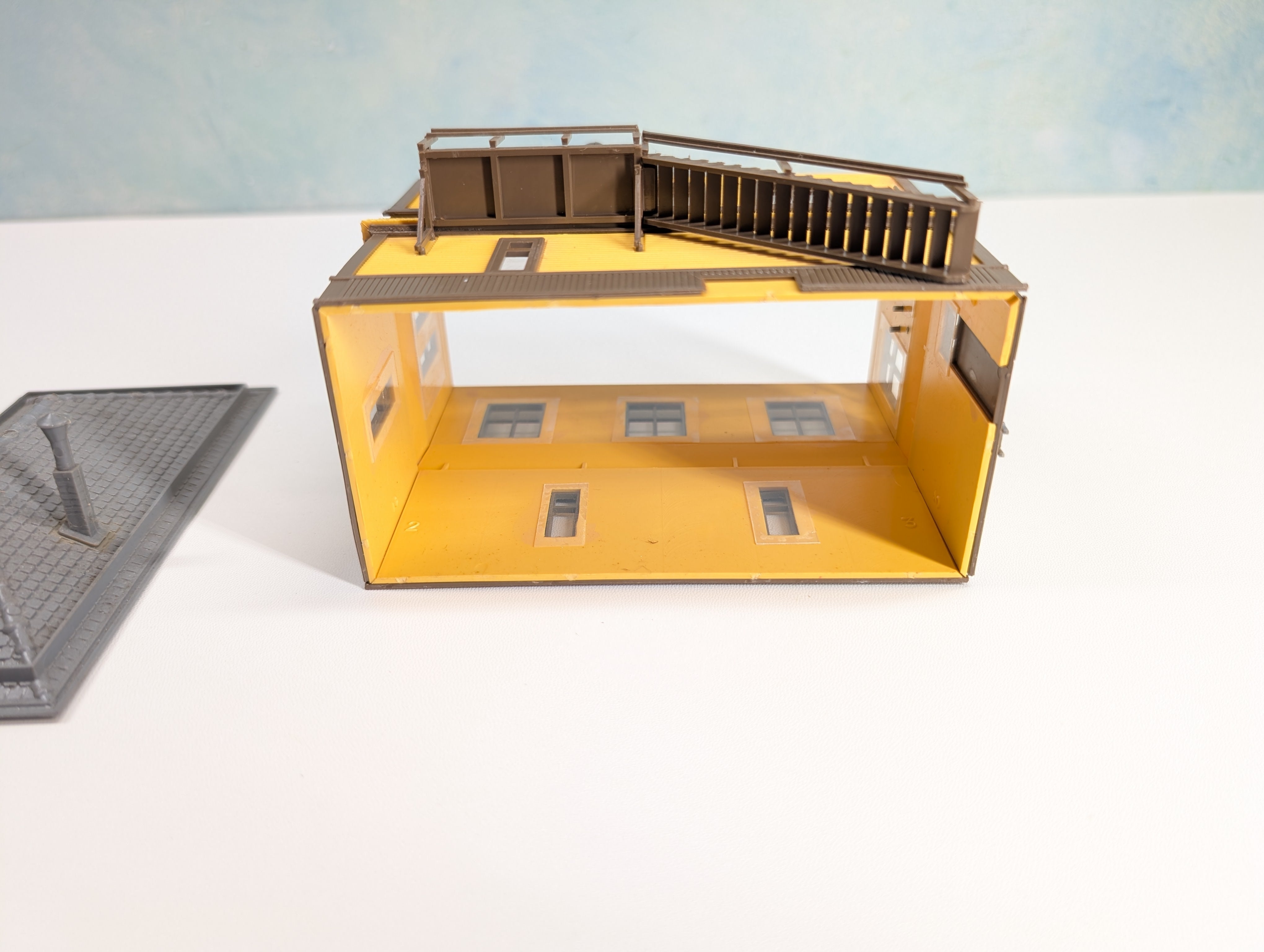 USED HO Scale Interlocking Tower