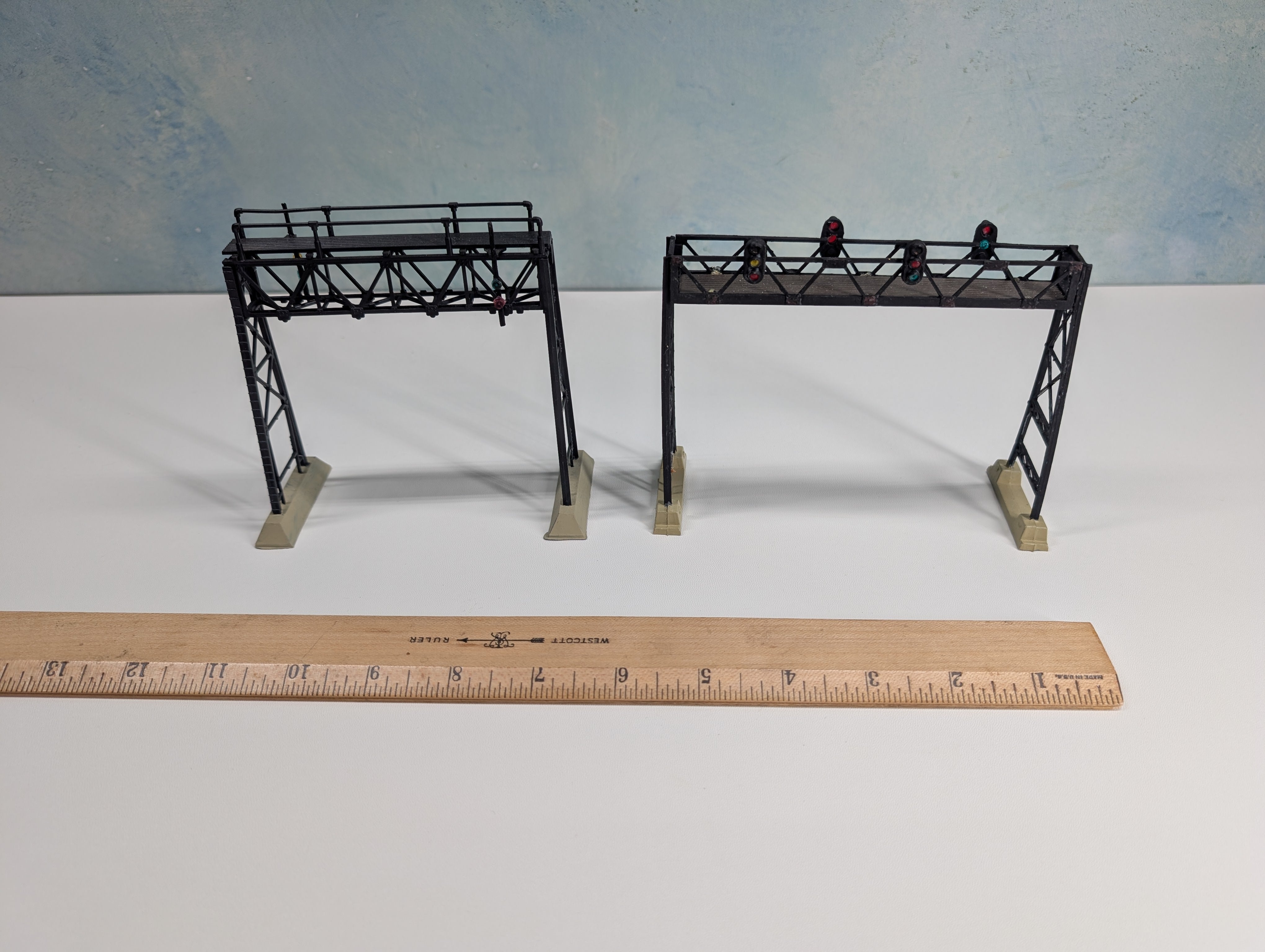 USED HO Scale Signal Tower (2 pcs)