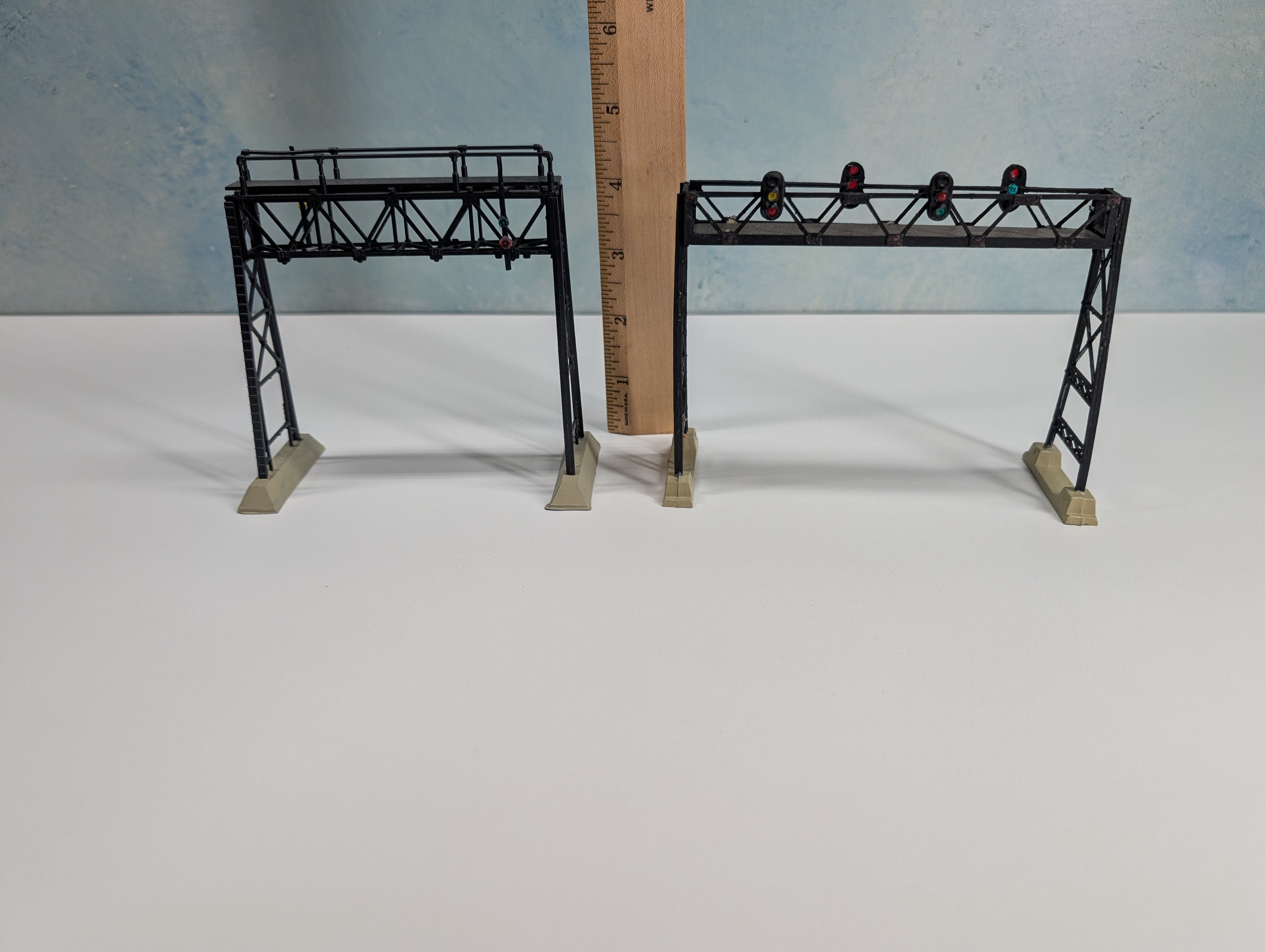 USED HO Scale Signal Tower (2 pcs)