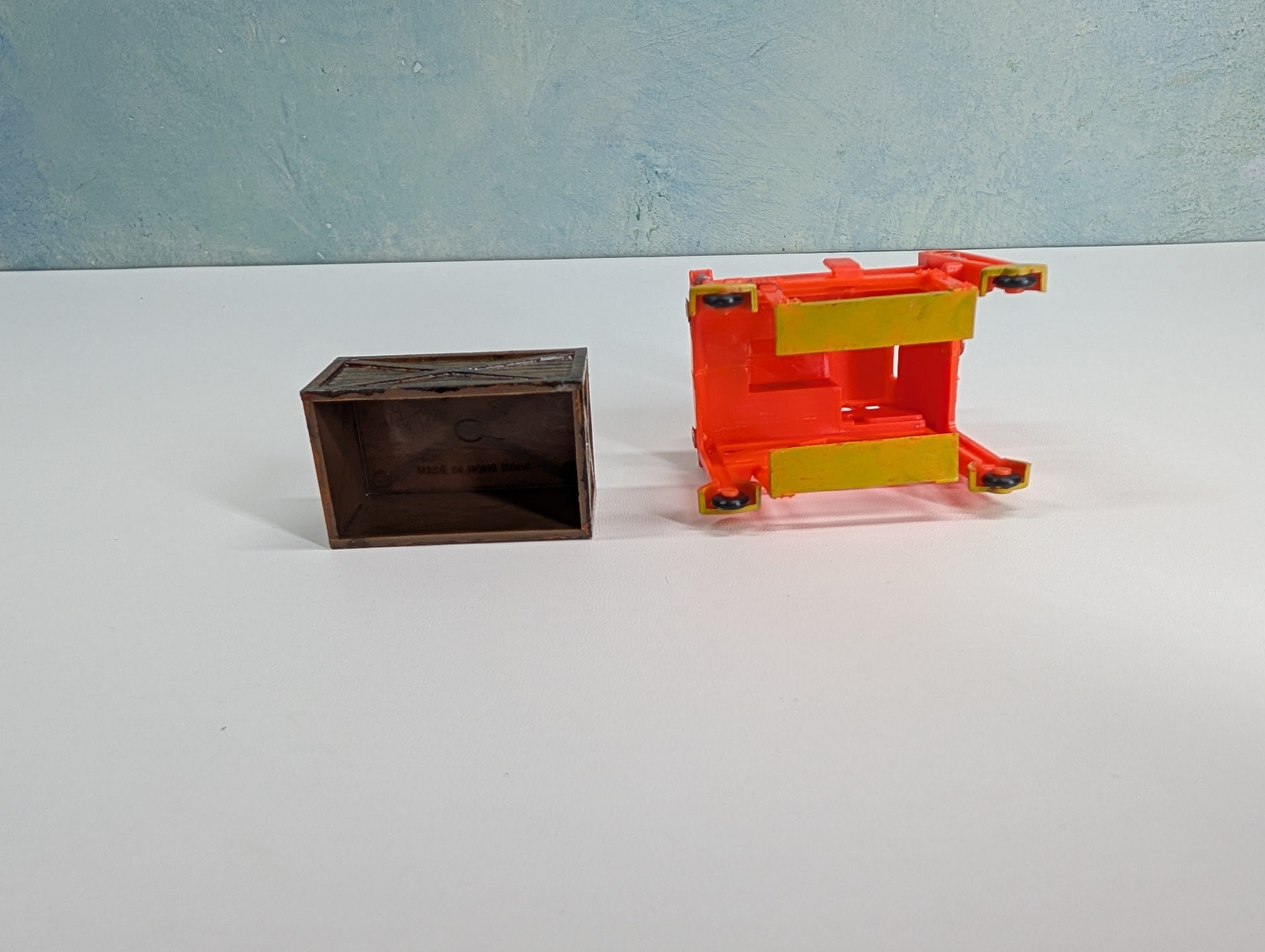 USED AHM HO Scale Operating Accessory, Freight Carrier