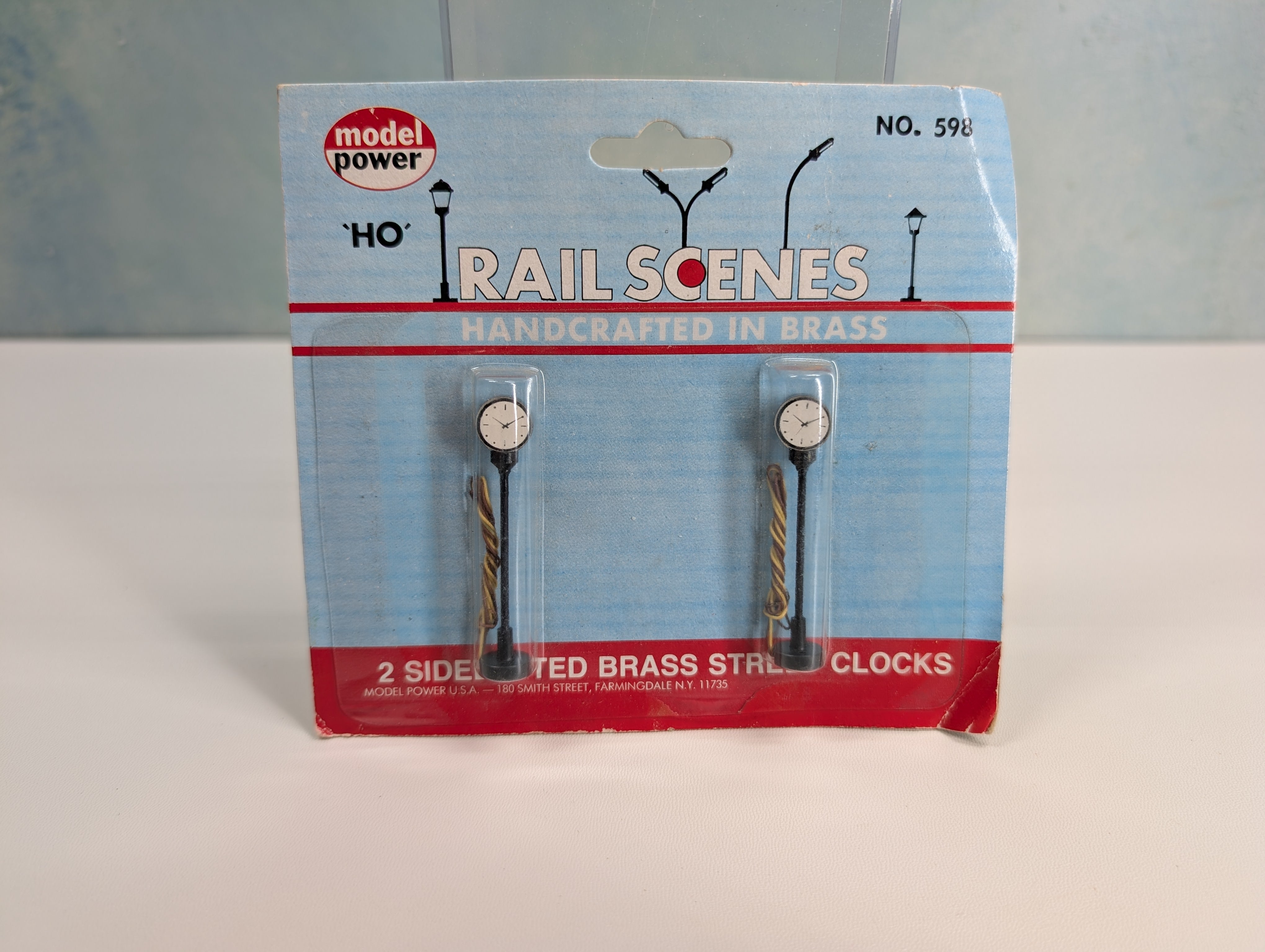 Model Power 598 HO Scale Rail Scenes 2 Sided Lited Brass Street Clocks (2 pcs)