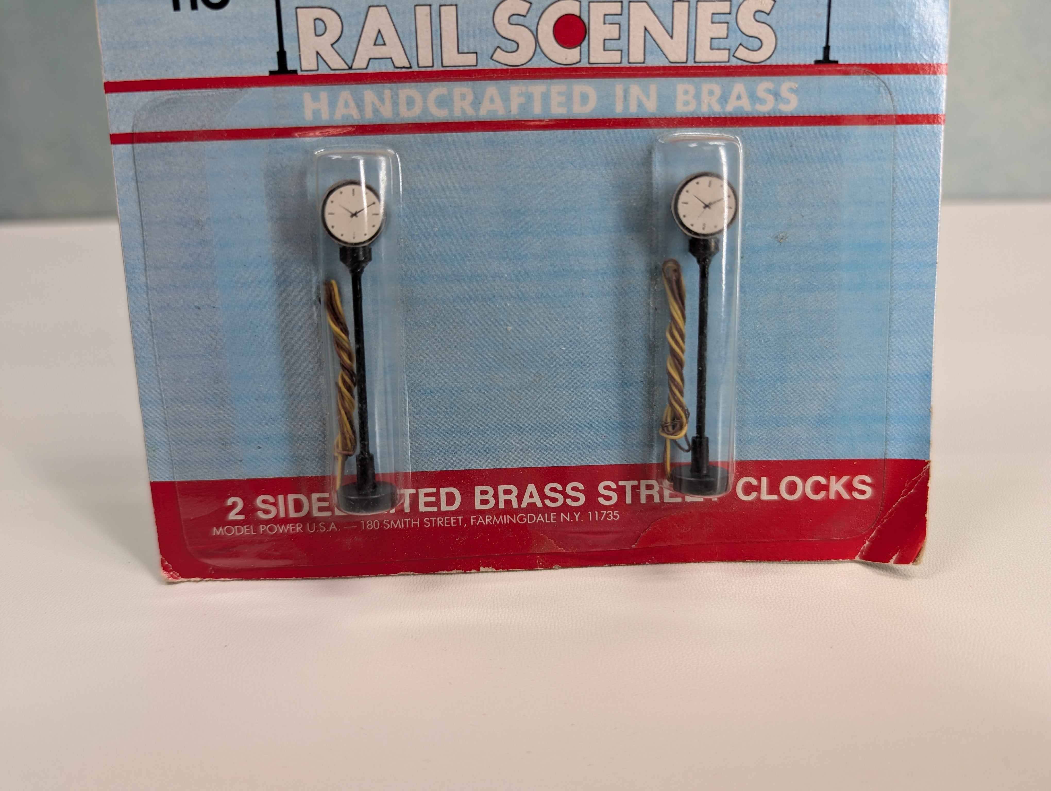 Model Power 598 HO Scale Rail Scenes 2 Sided Lited Brass Street Clocks (2 pcs)