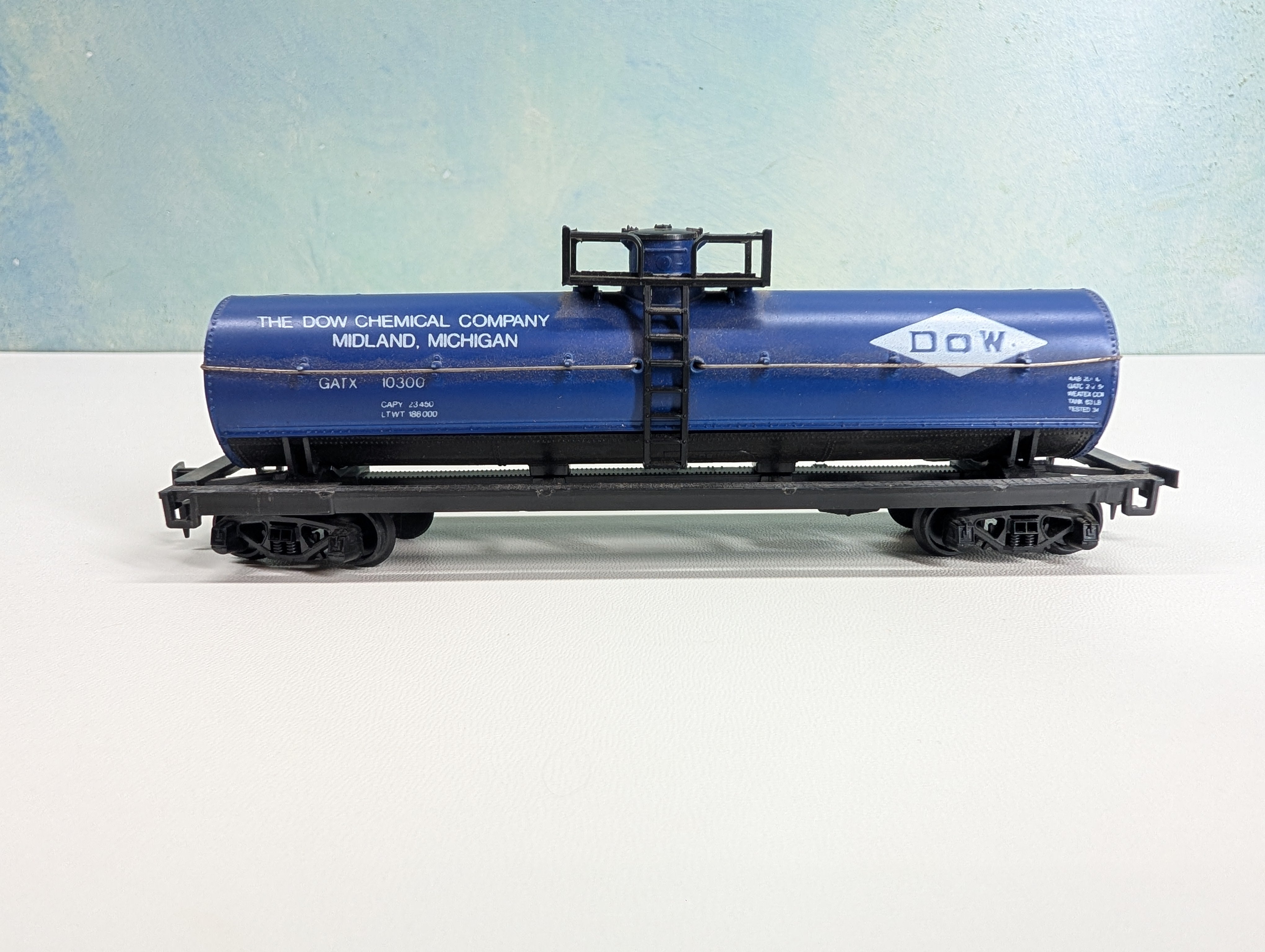 USED HO Scale Single Dome Chemical Tank Car DOW GATX #10300
