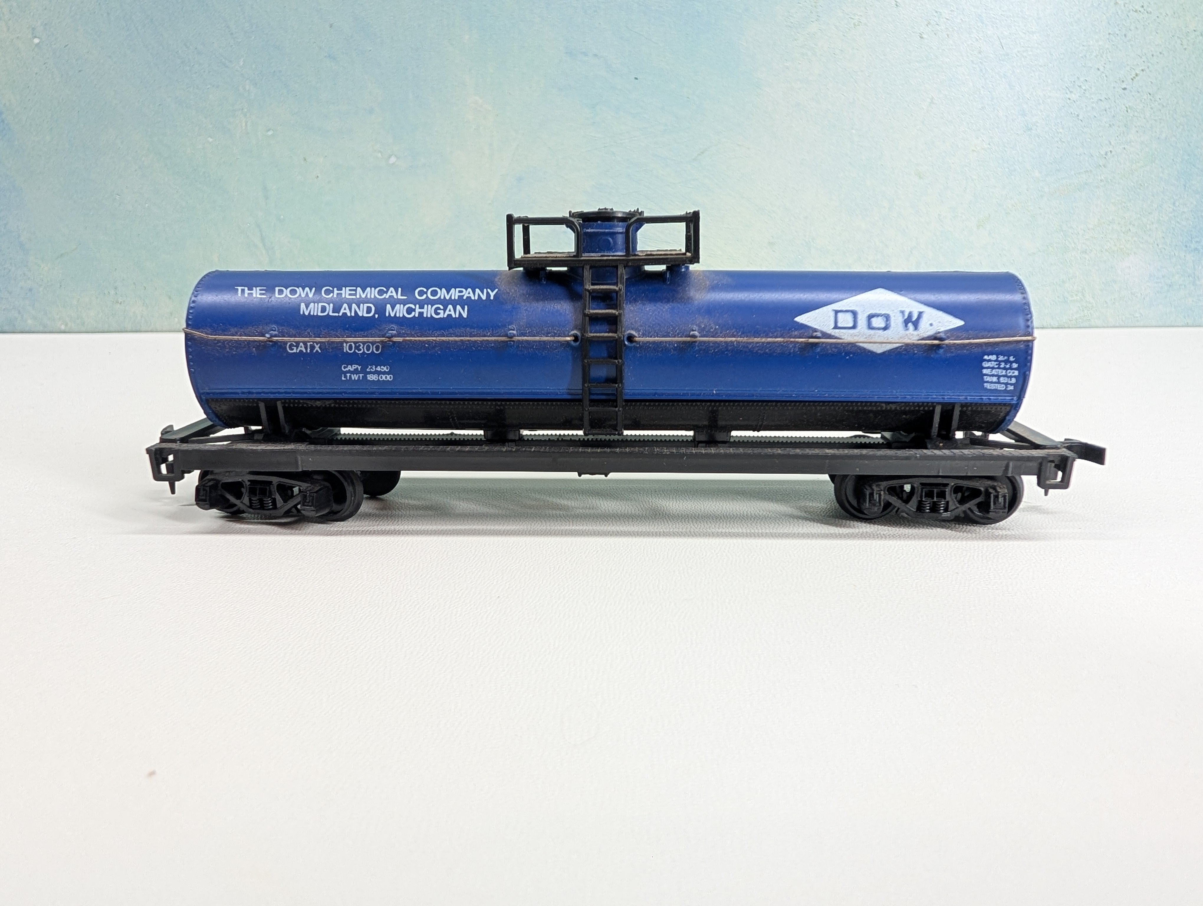 USED HO Scale Single Dome Chemical Tank Car DOW GATX #10300