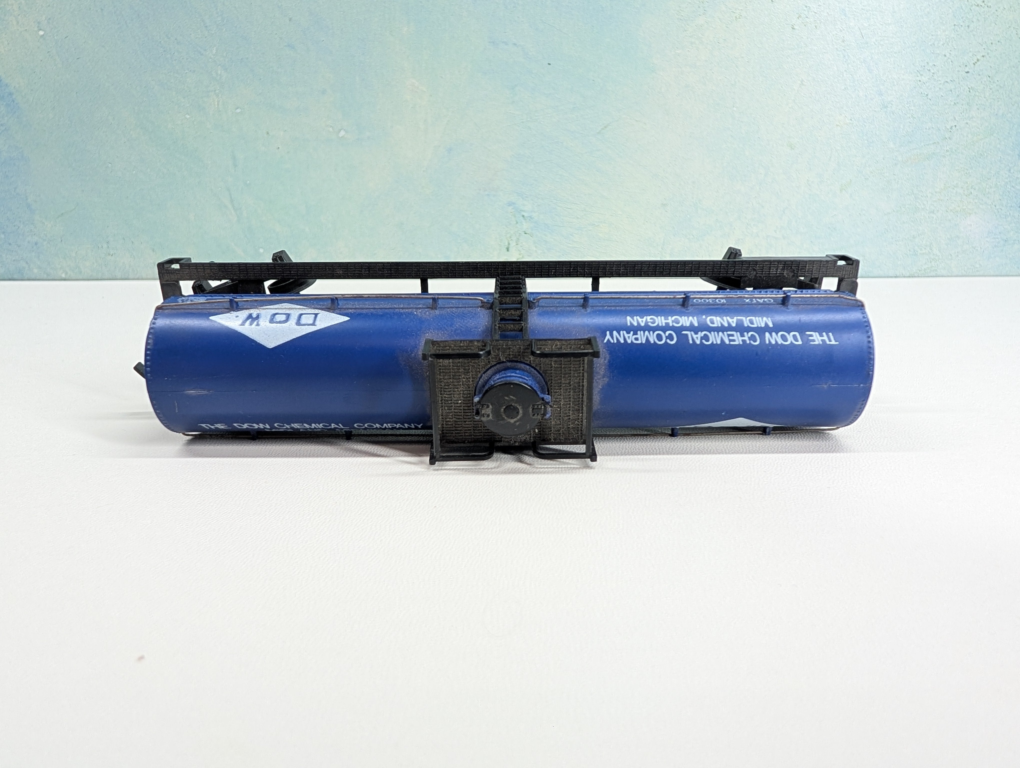 USED HO Scale Single Dome Chemical Tank Car DOW GATX #10300