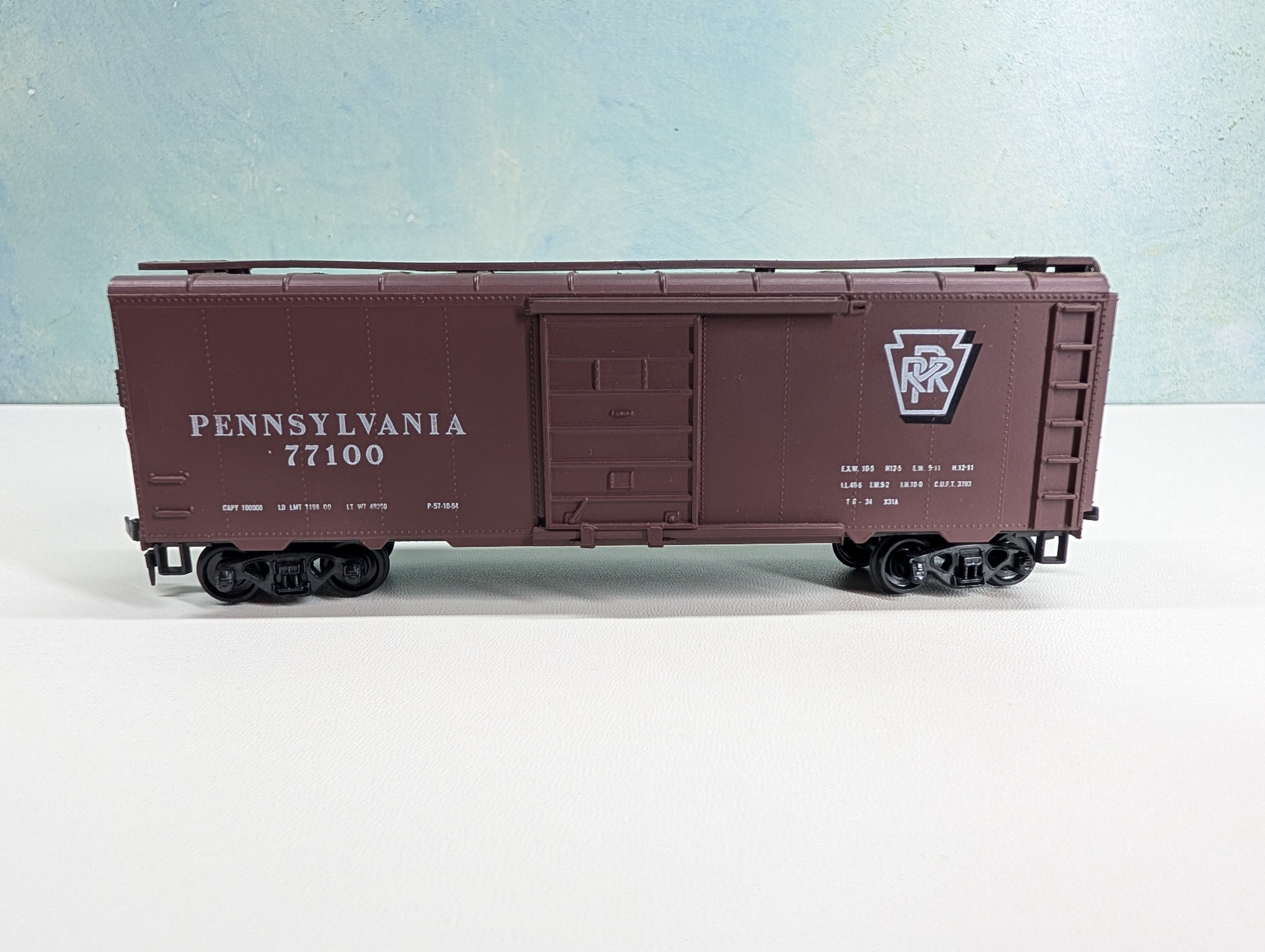 USED Roundhouse HO Scale 40' Steel Box Car Pennsylvania PRR #77100