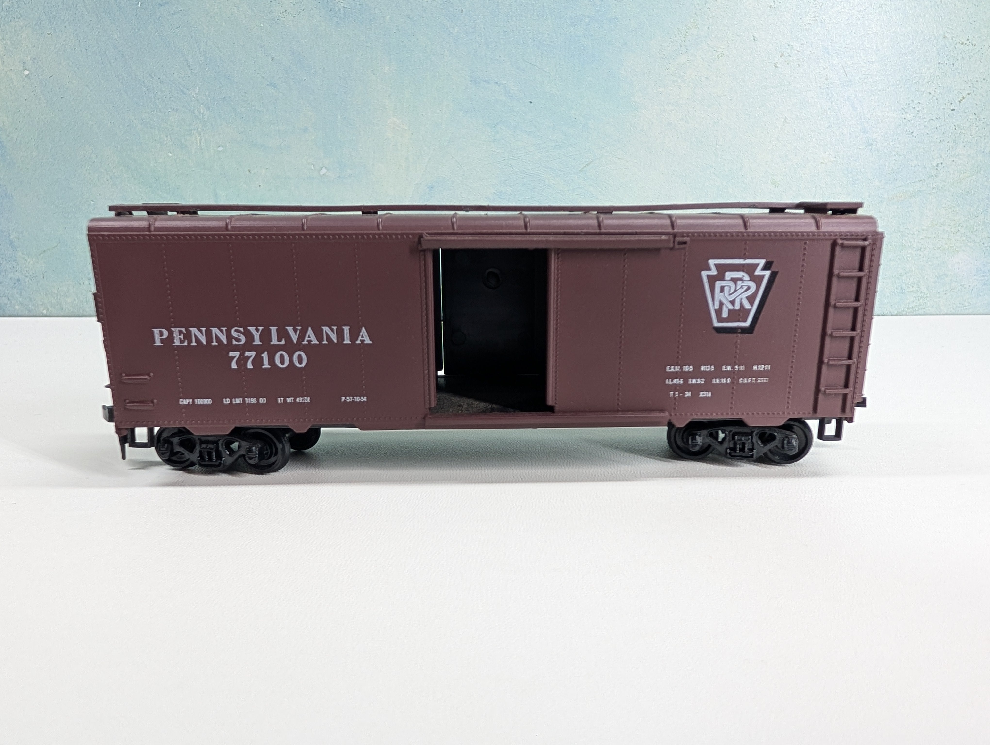 USED Roundhouse HO Scale 40' Steel Box Car Pennsylvania PRR #77100