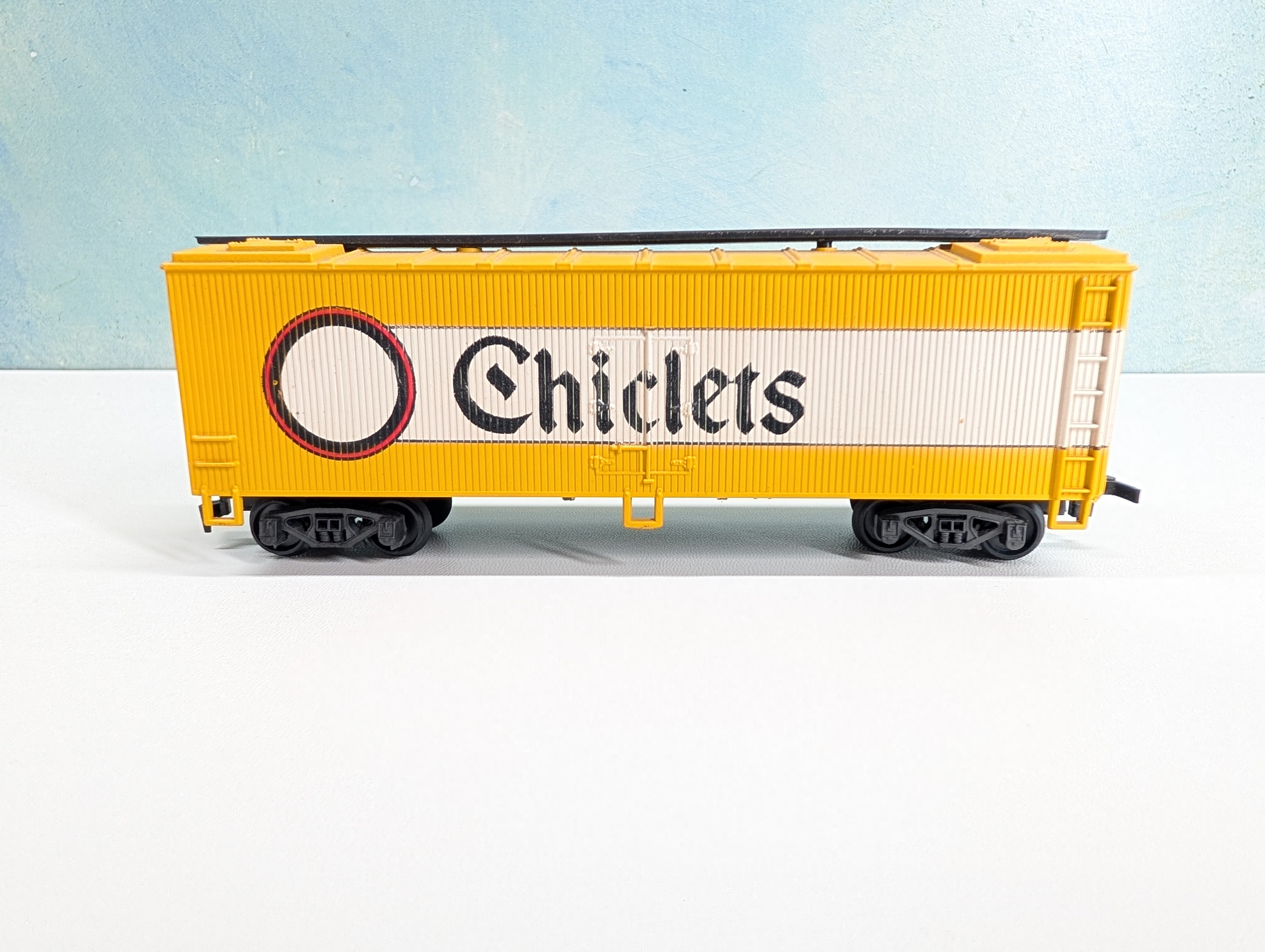 USED AHM HO Scale 40' Wooden Billboard Box Car Chiclets