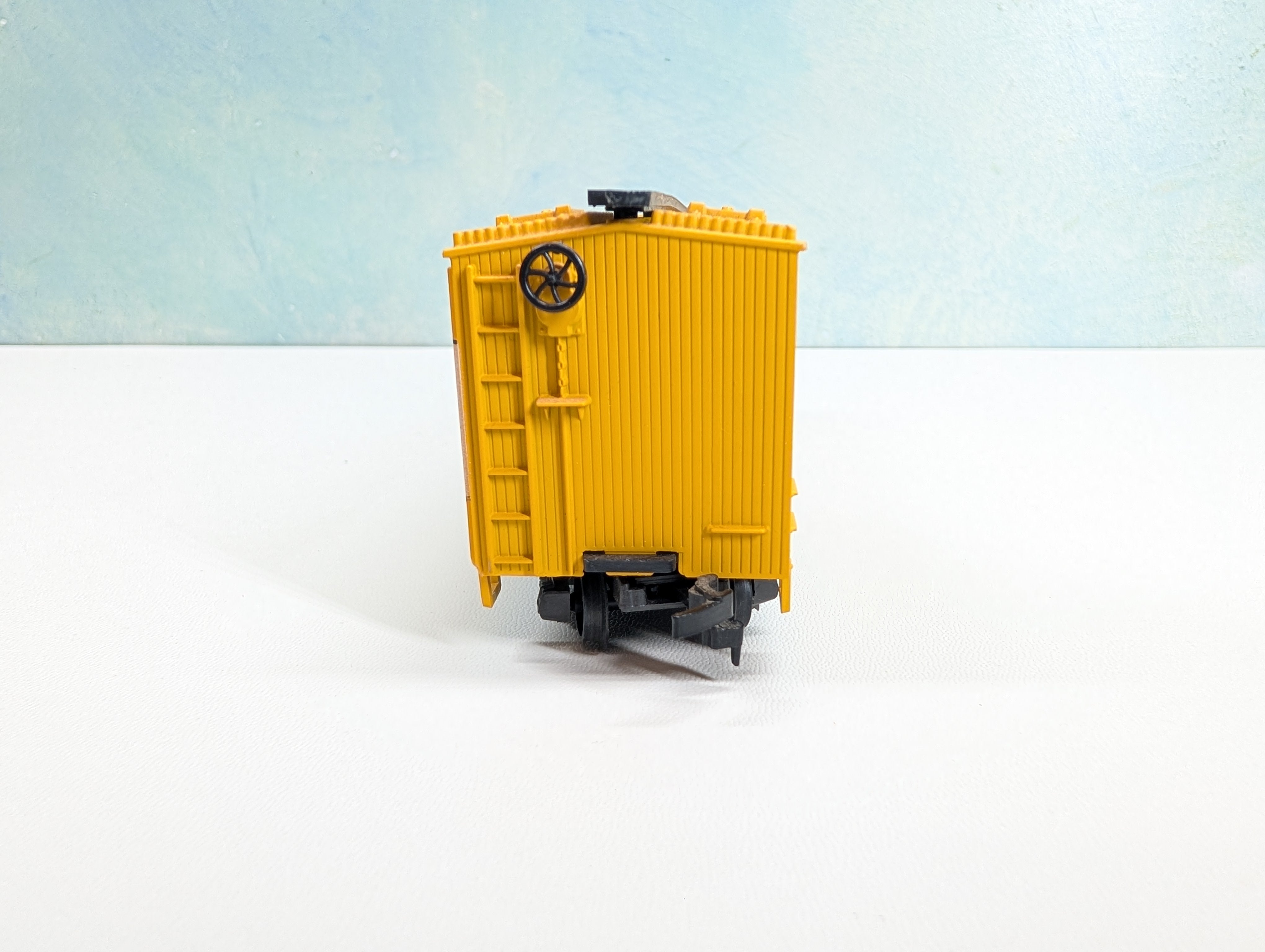USED AHM HO Scale 40' Wooden Billboard Box Car Chiclets