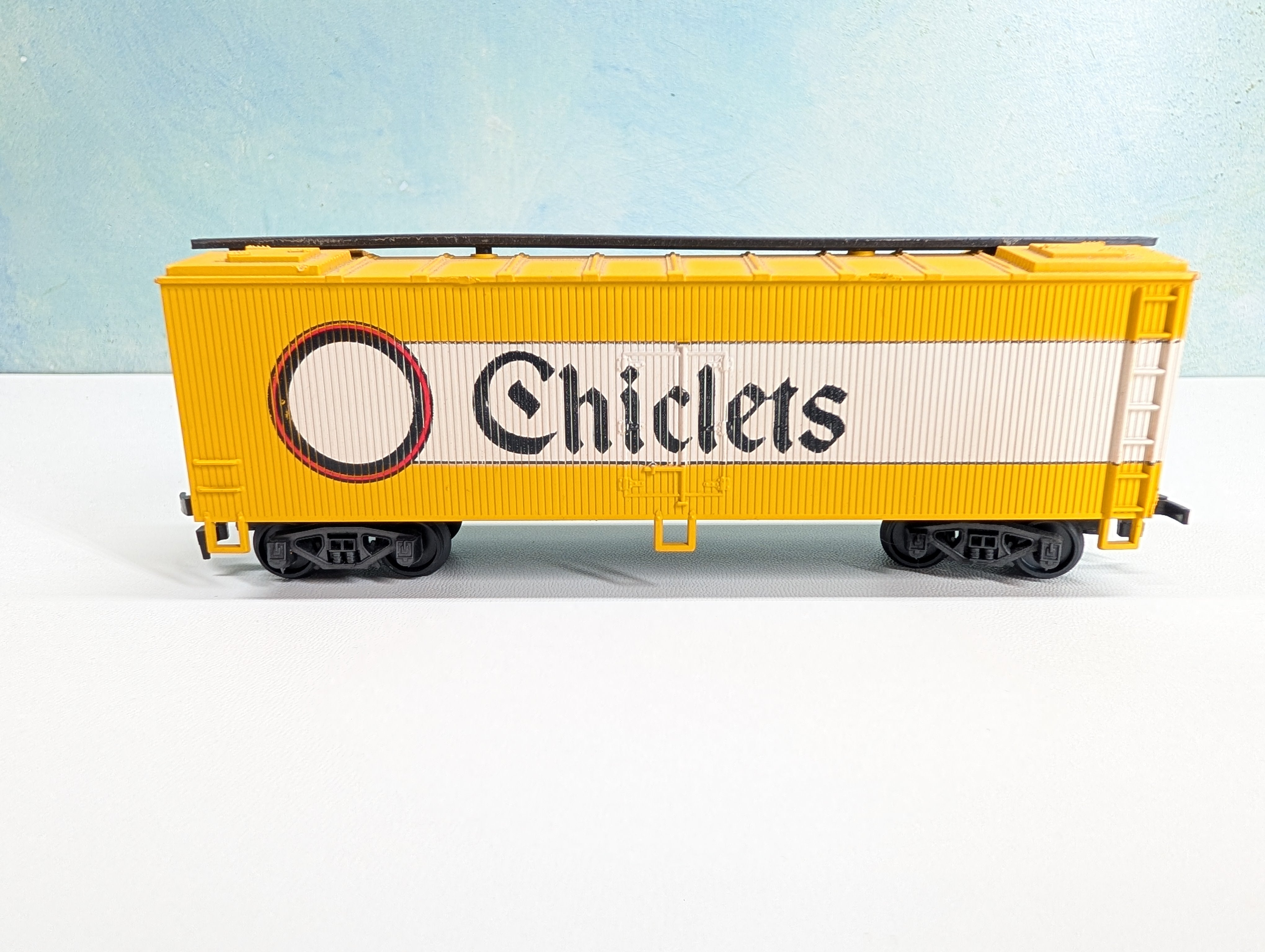 USED AHM HO Scale 40' Wooden Billboard Box Car Chiclets