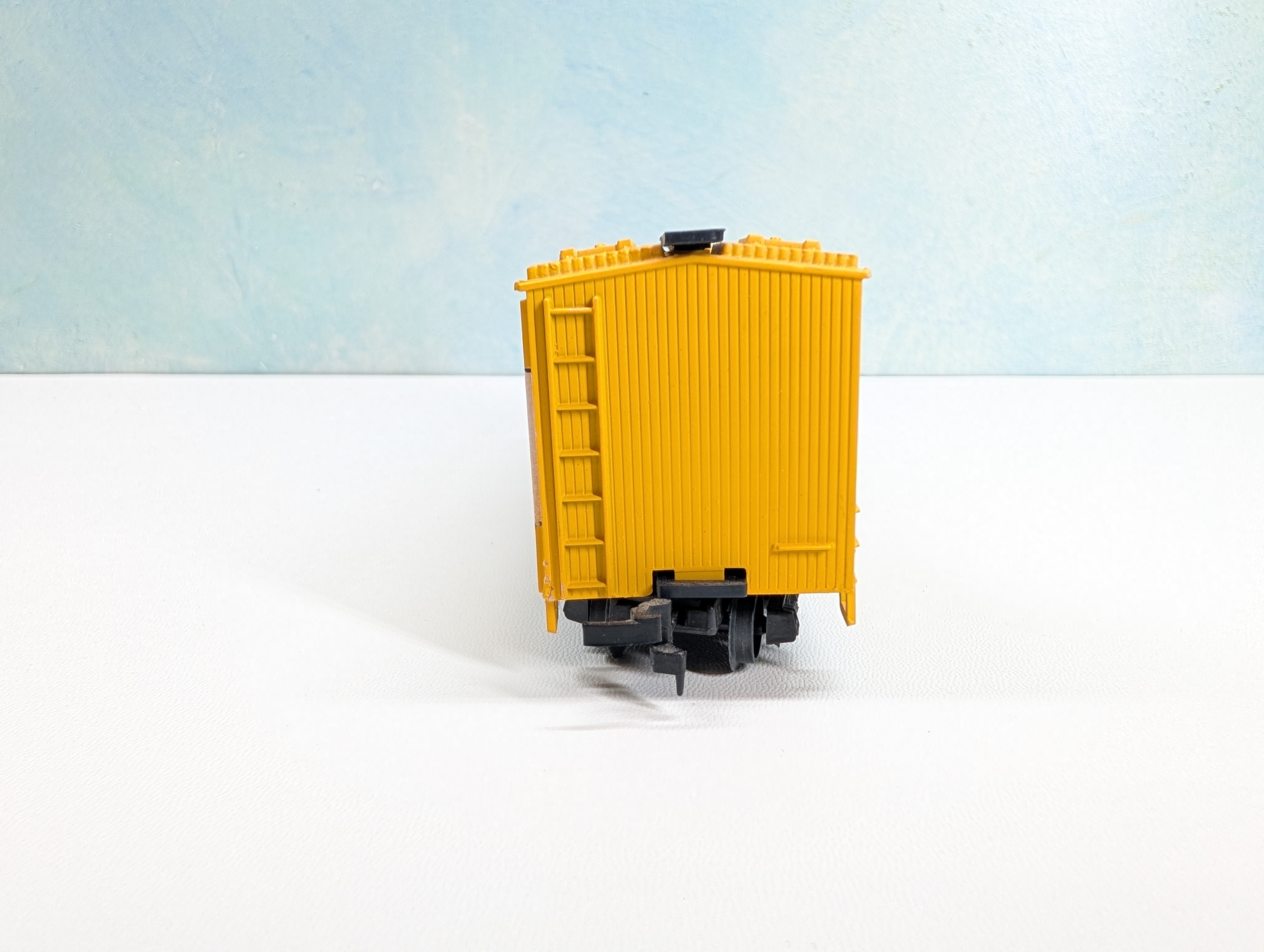 USED AHM HO Scale 40' Wooden Billboard Box Car Chiclets