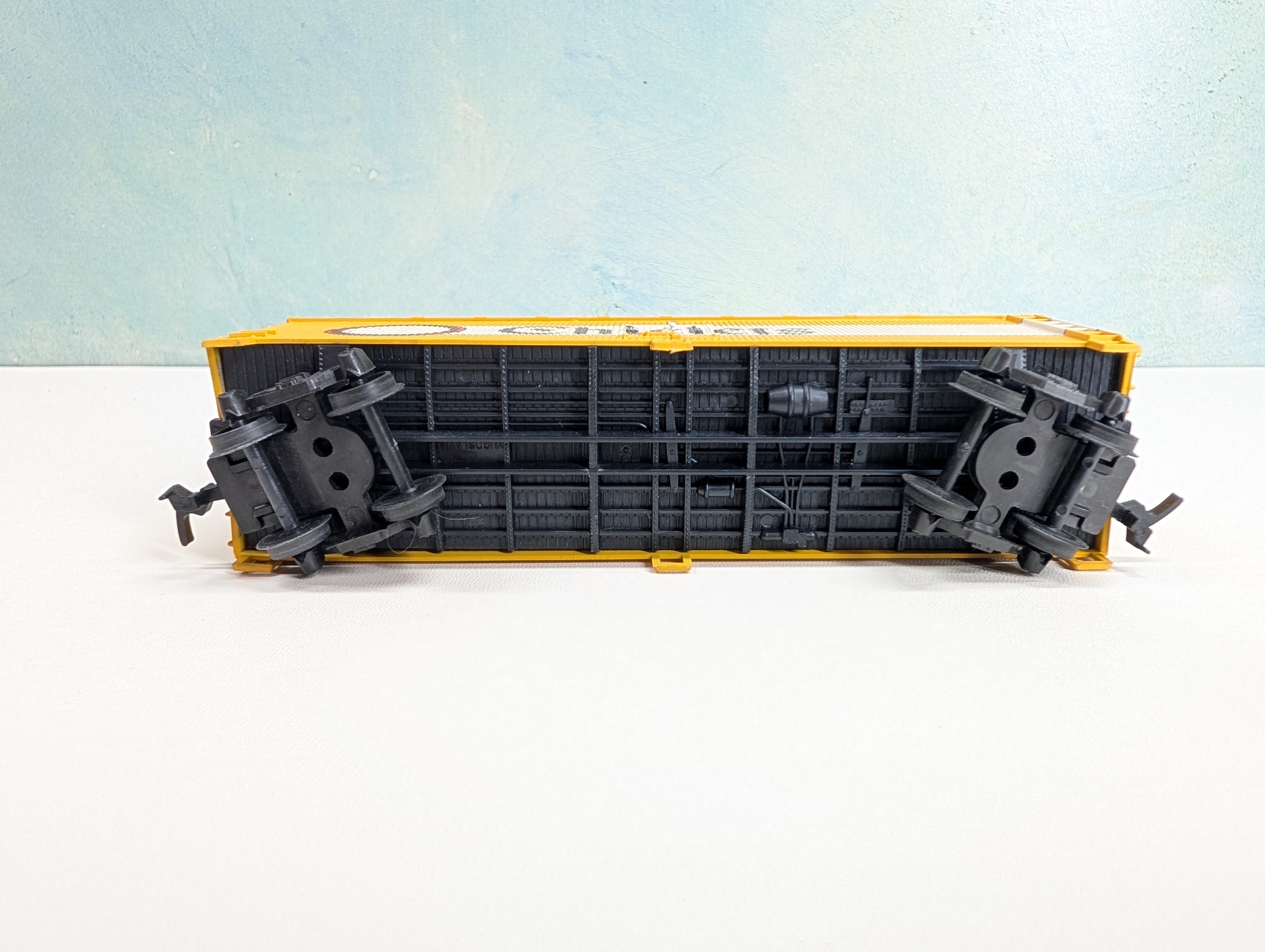USED AHM HO Scale 40' Wooden Billboard Box Car Chiclets