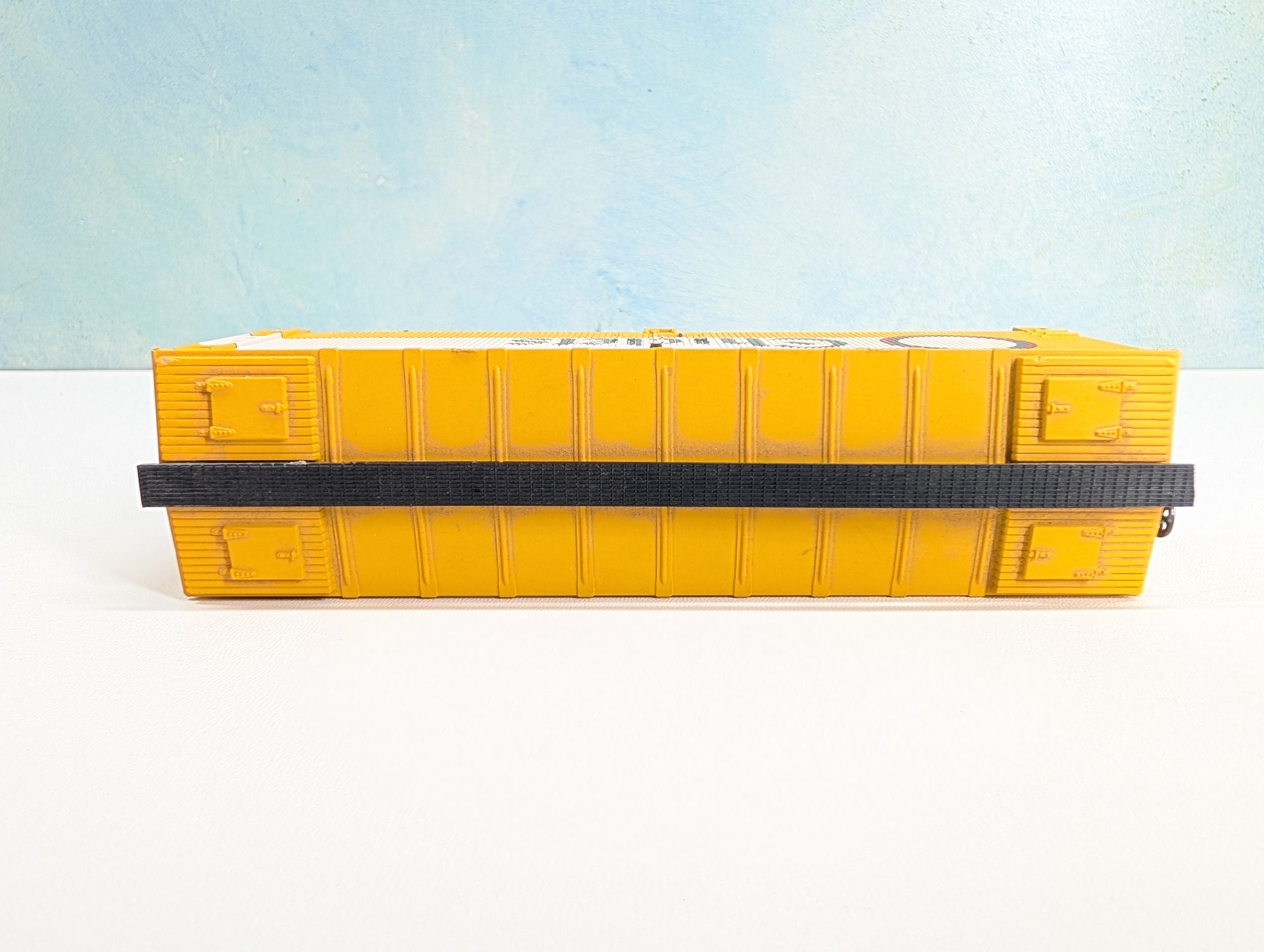 USED AHM HO Scale 40' Wooden Billboard Box Car Chiclets