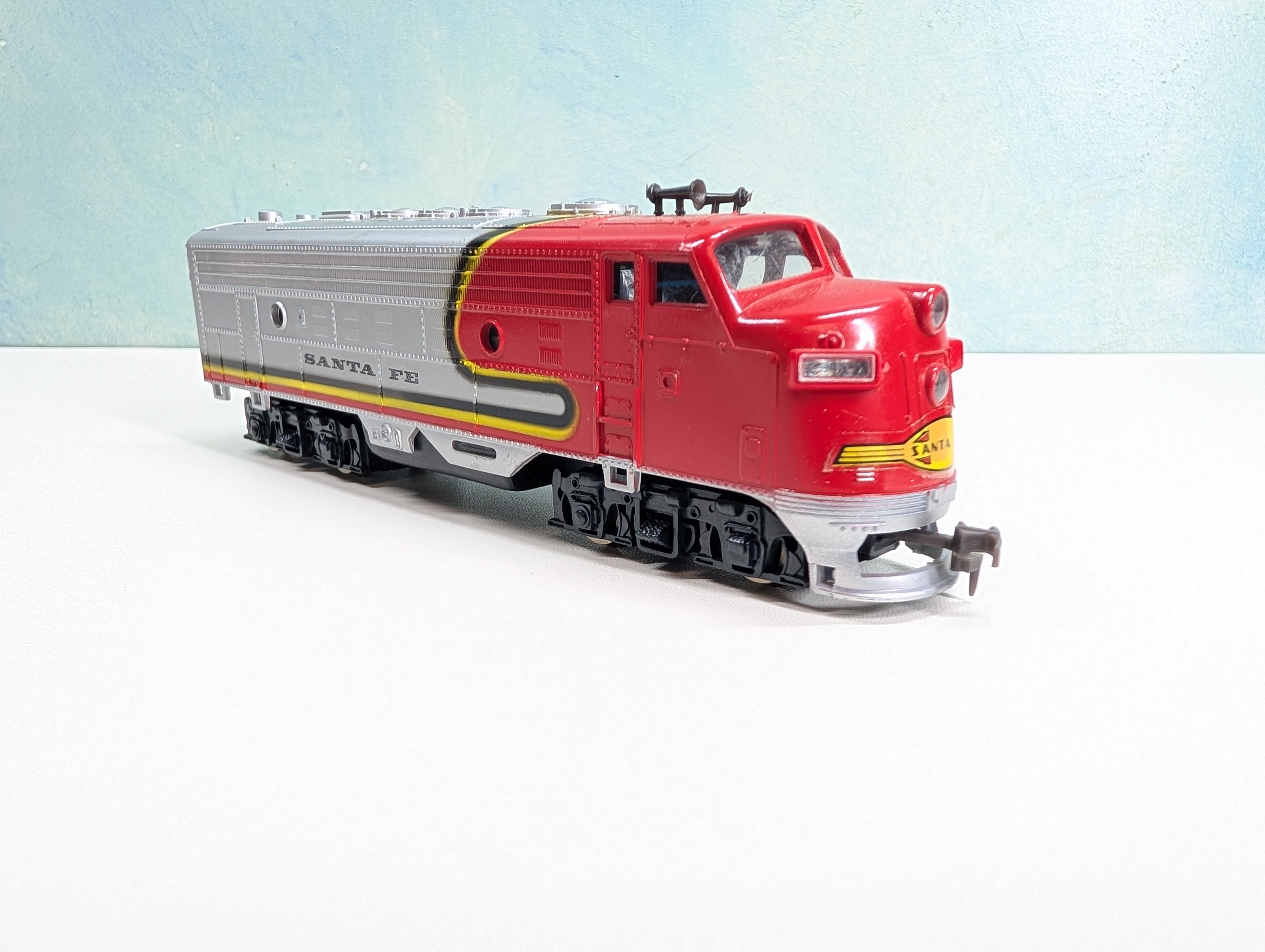 USED HO Scale F9A Diesel Locomotive Santa Fe Tested! DC