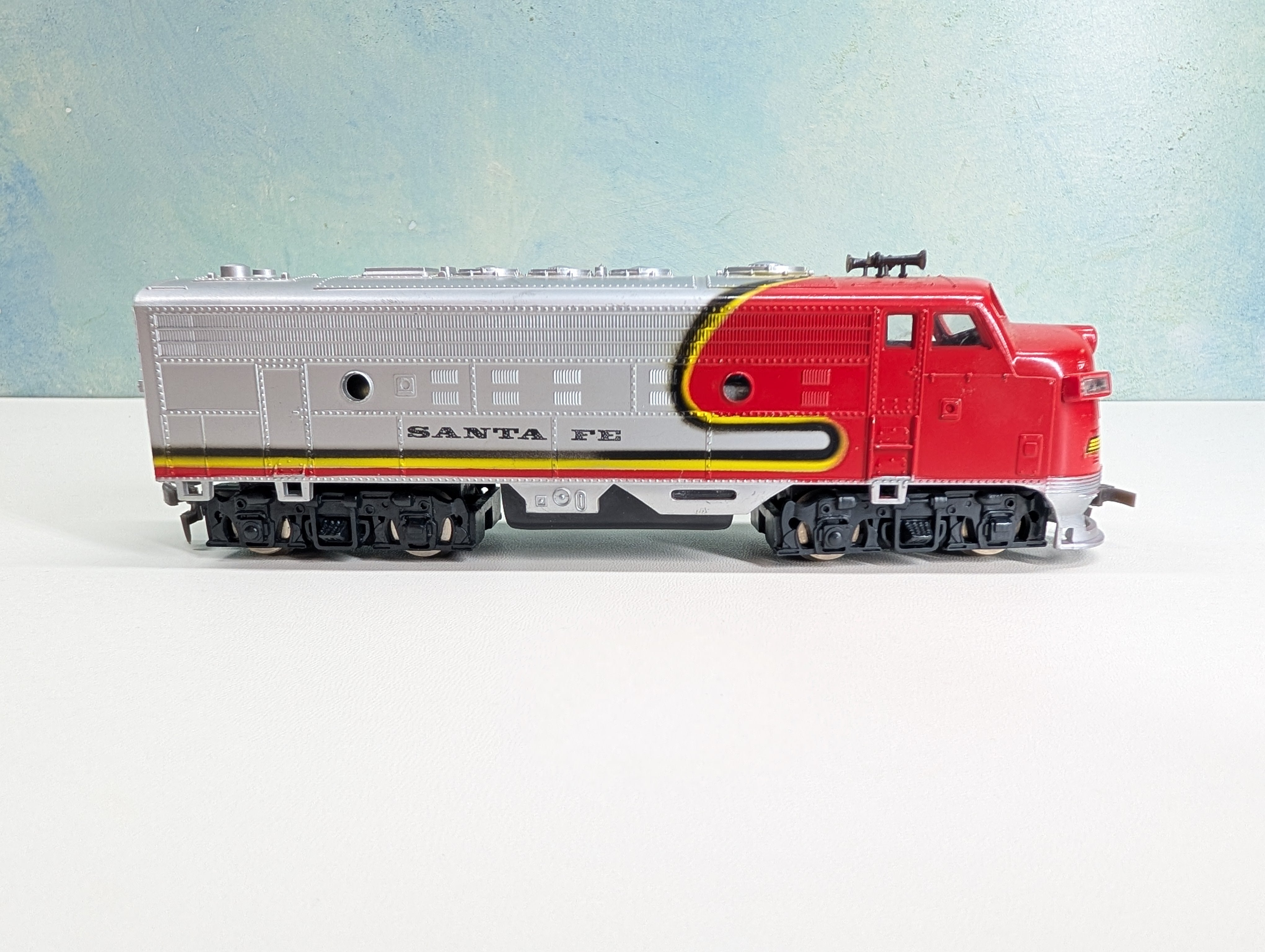 USED HO Scale F9A Diesel Locomotive Santa Fe Tested! DC