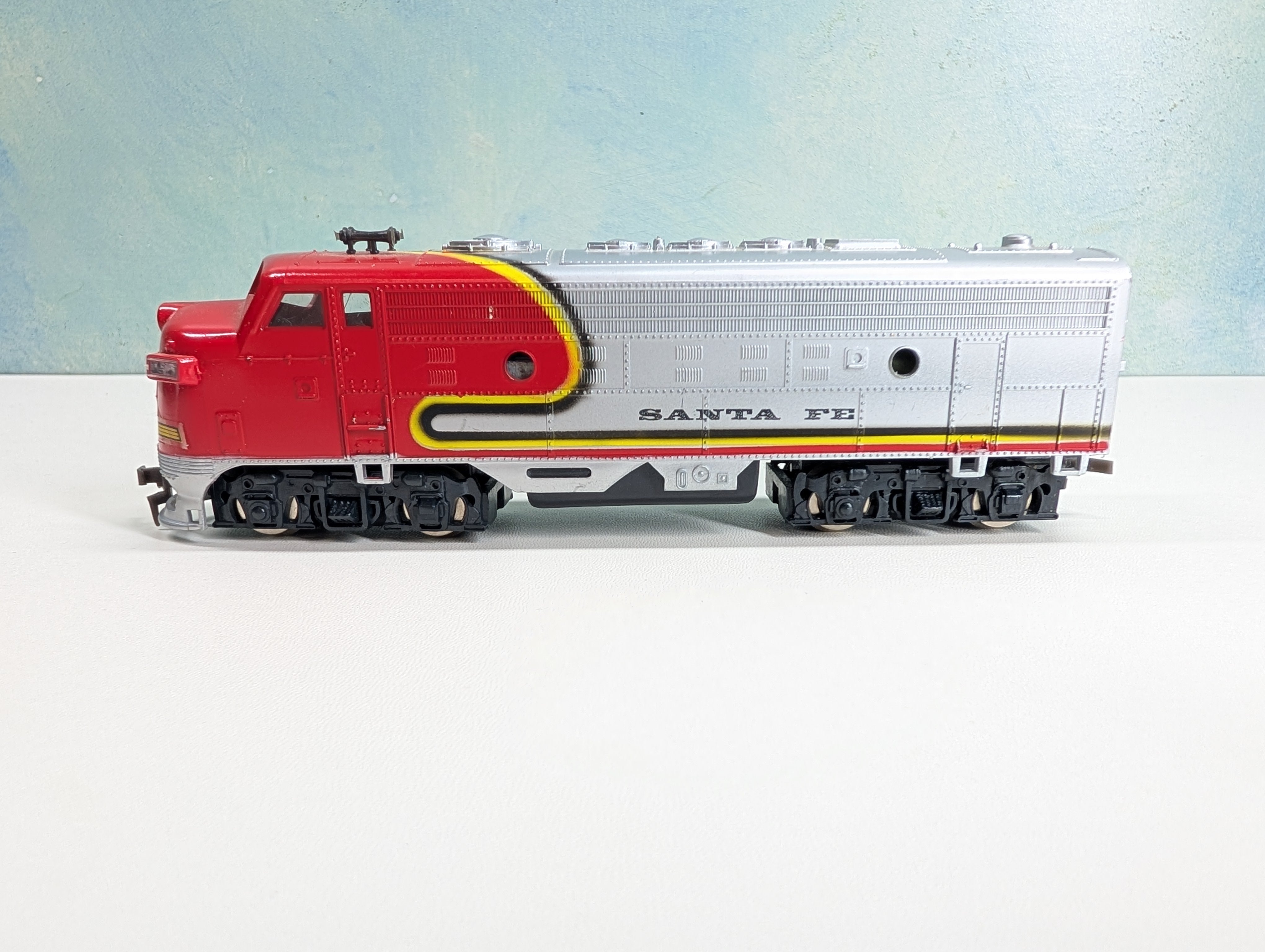 USED HO Scale F9A Diesel Locomotive Santa Fe Tested! DC