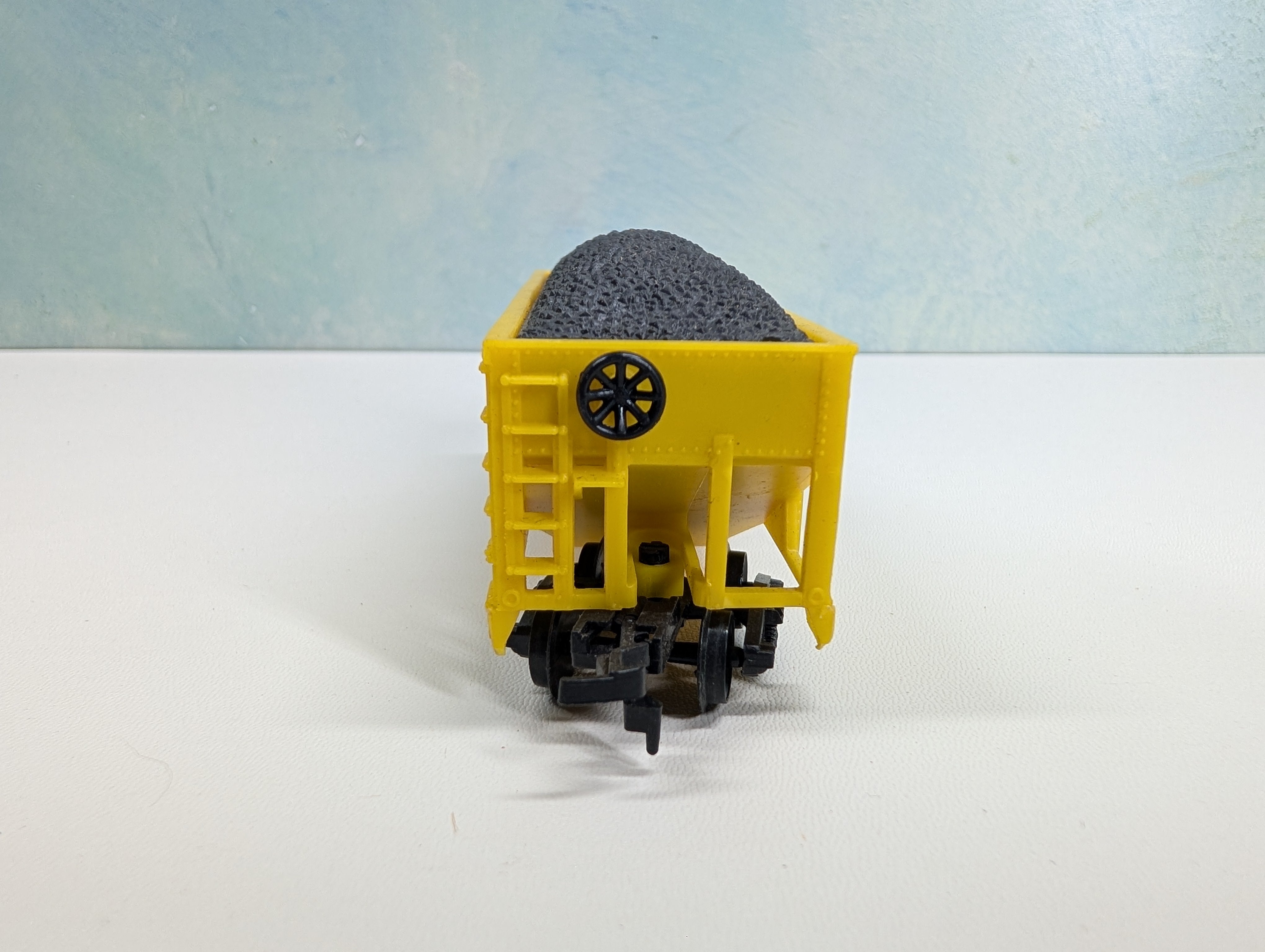 USED HO Scale 2 Bay Hopper w/ Coal Load Chessie System B&O #629822