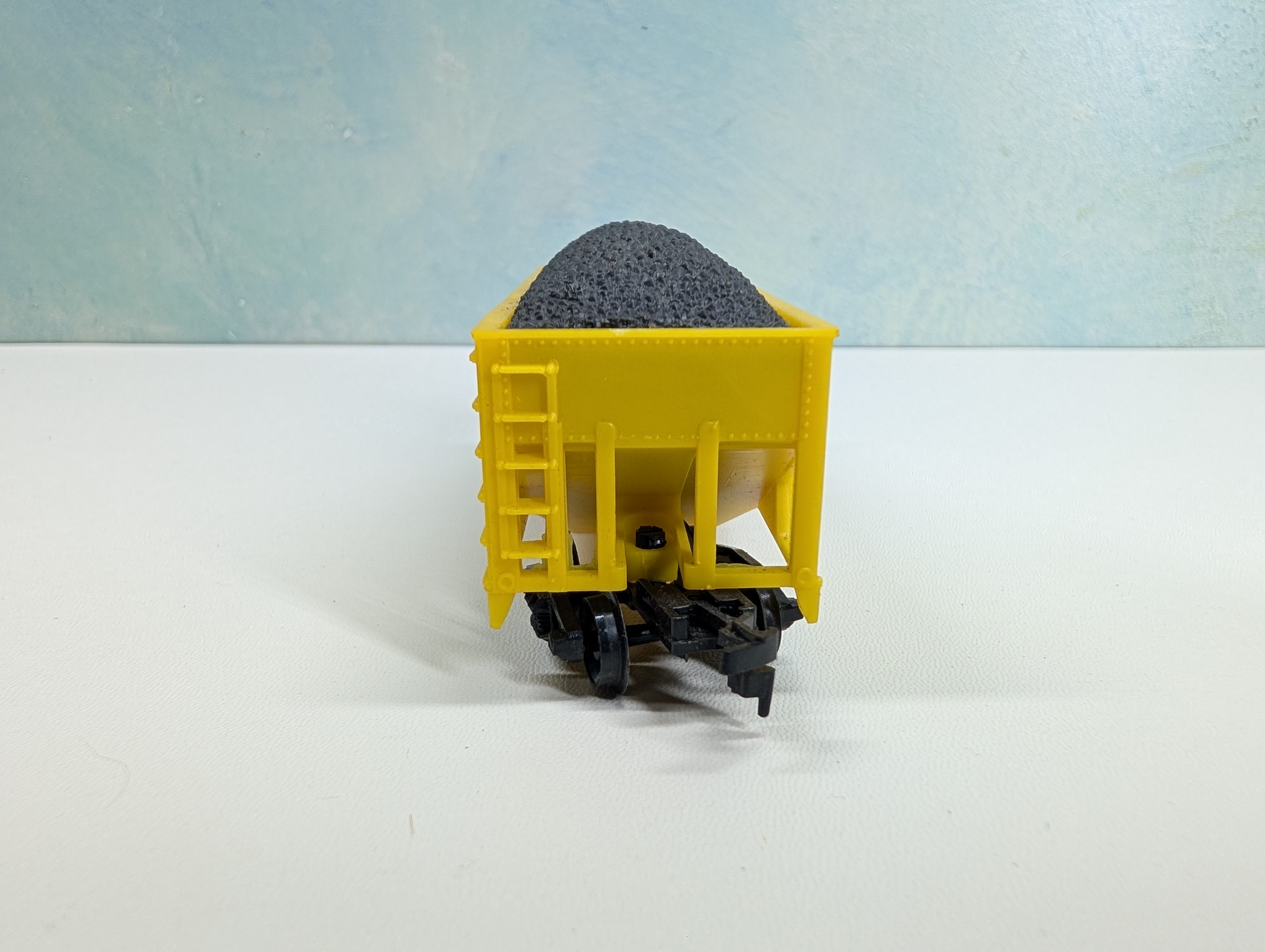 USED HO Scale 2 Bay Hopper w/ Coal Load Chessie System B&O #629822