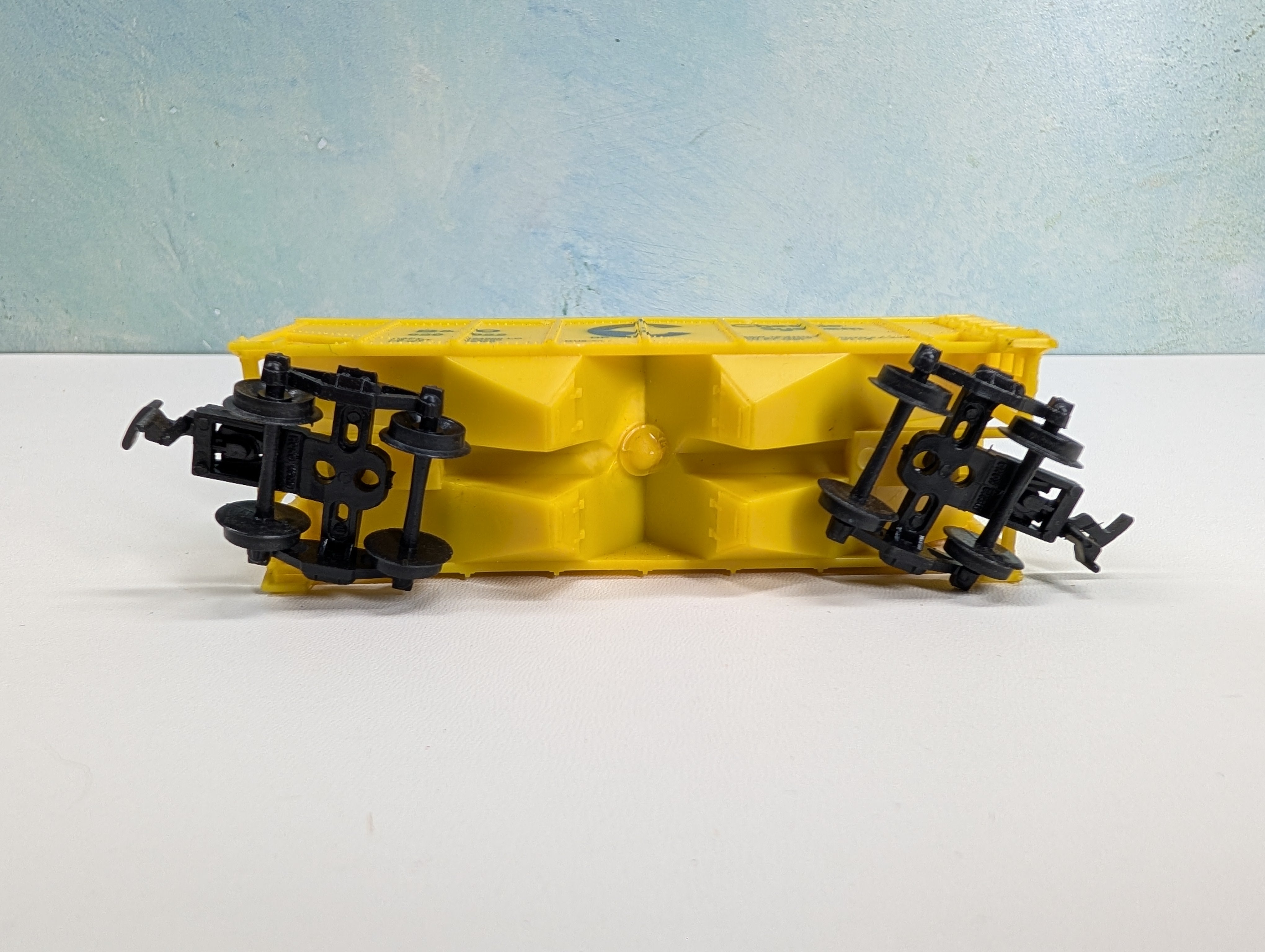 USED HO Scale 2 Bay Hopper w/ Coal Load Chessie System B&O #629822