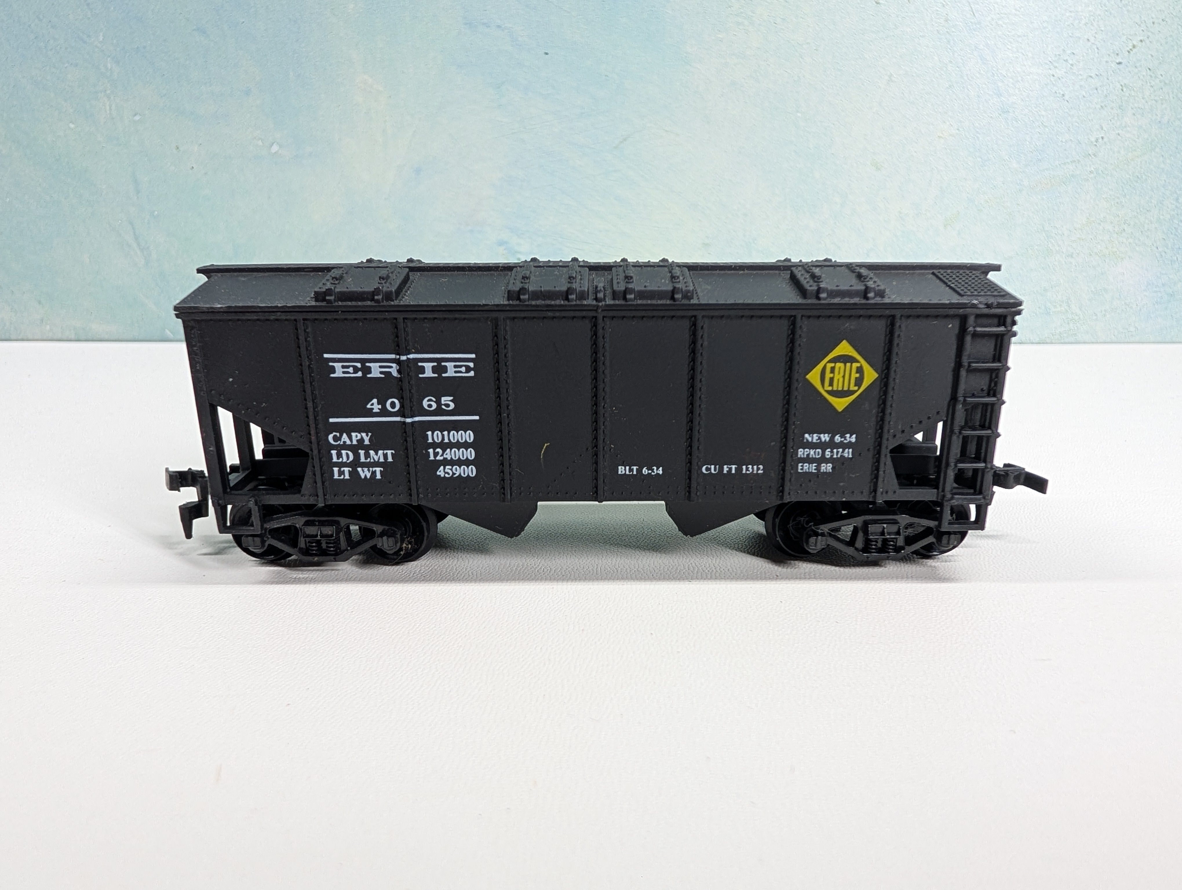USED Industrial Rail HO Scale 2 Bay Covered Hopper Erie #4065