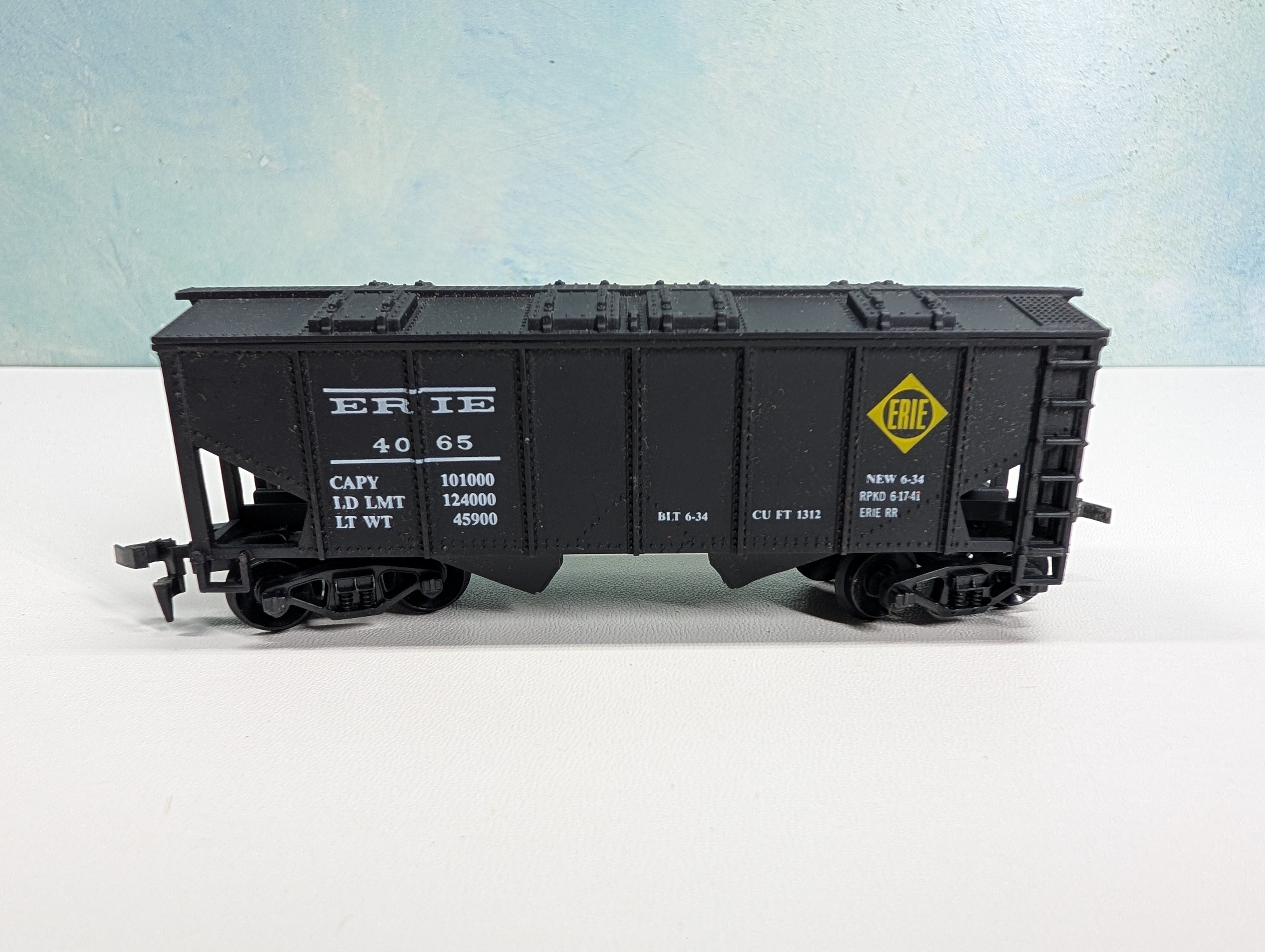 USED Industrial Rail HO Scale 2 Bay Covered Hopper Erie #4065