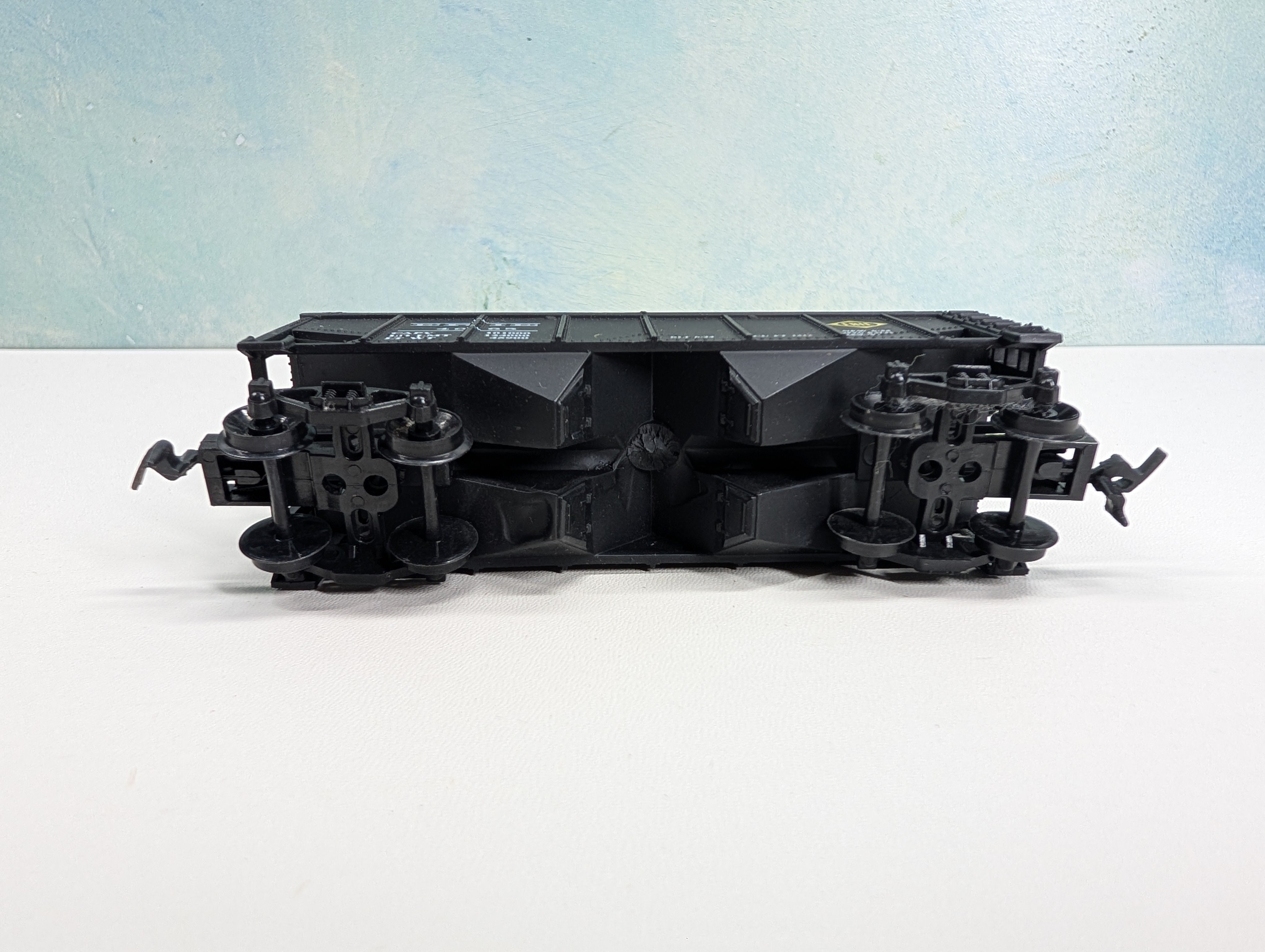 USED Industrial Rail HO Scale 2 Bay Covered Hopper Erie #4065