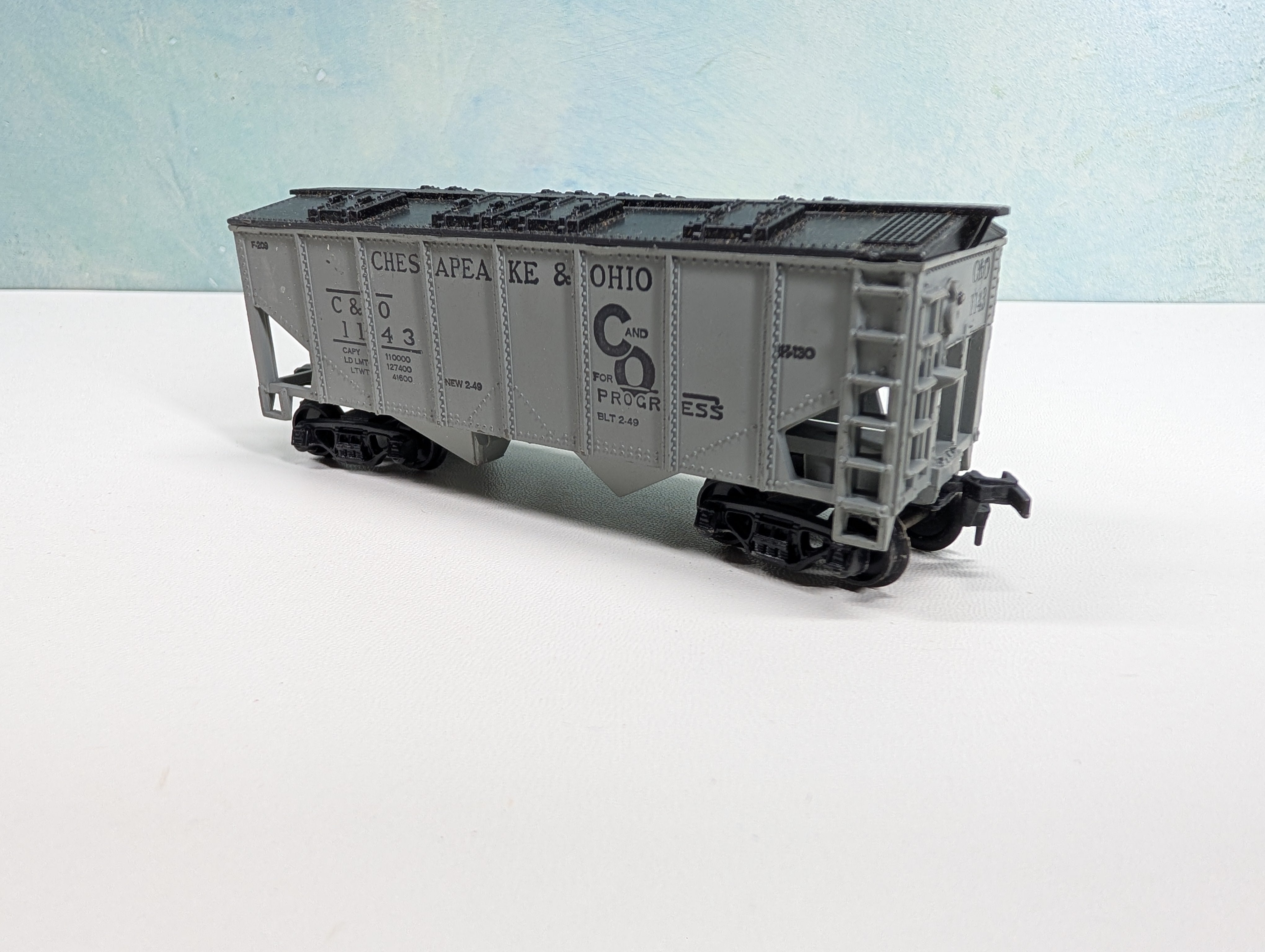 USED HO Scale 2 Bay Covered Hopper Chesapeake and Ohio C&O #1143