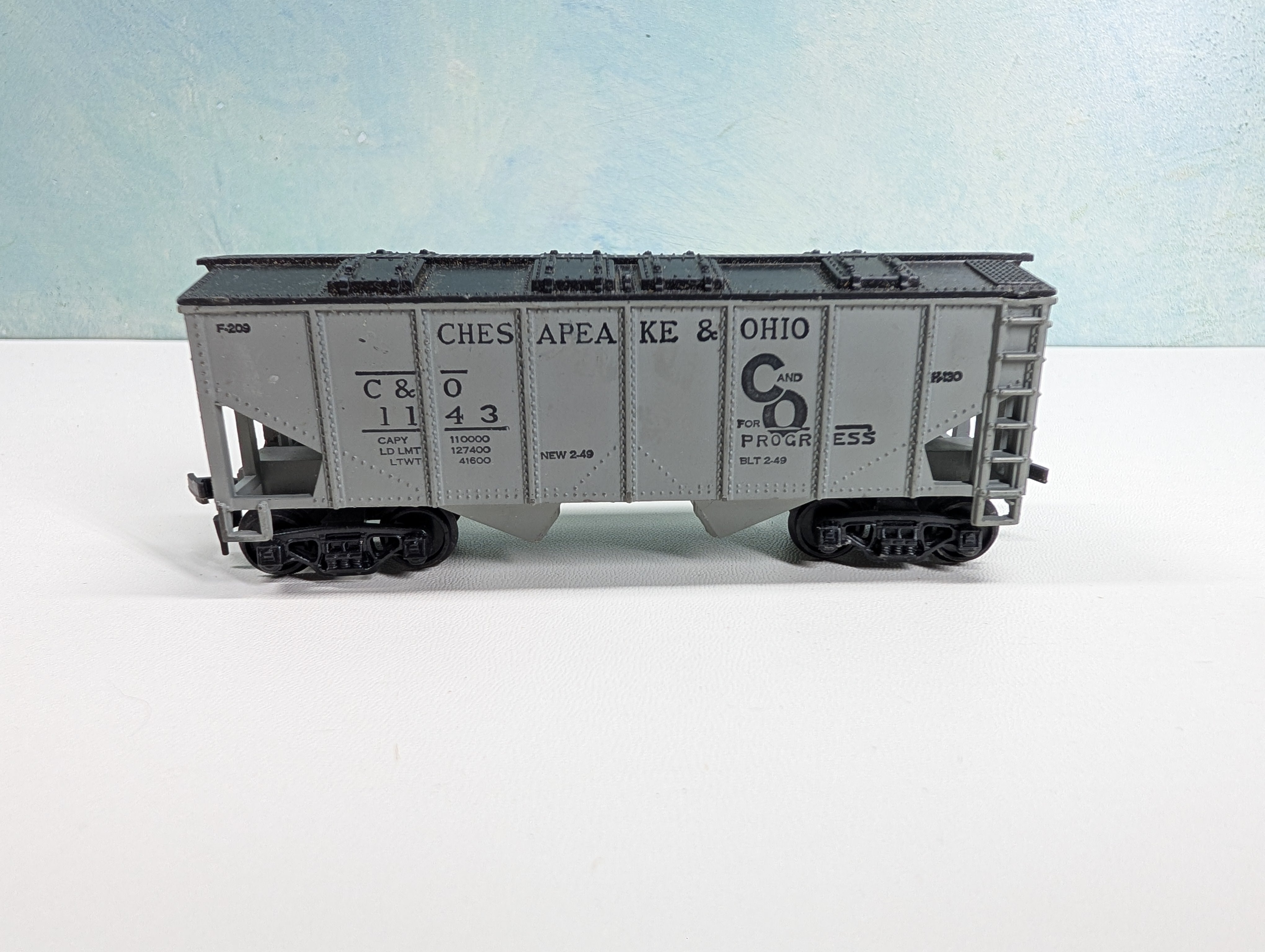 USED HO Scale 2 Bay Covered Hopper Chesapeake and Ohio C&O #1143