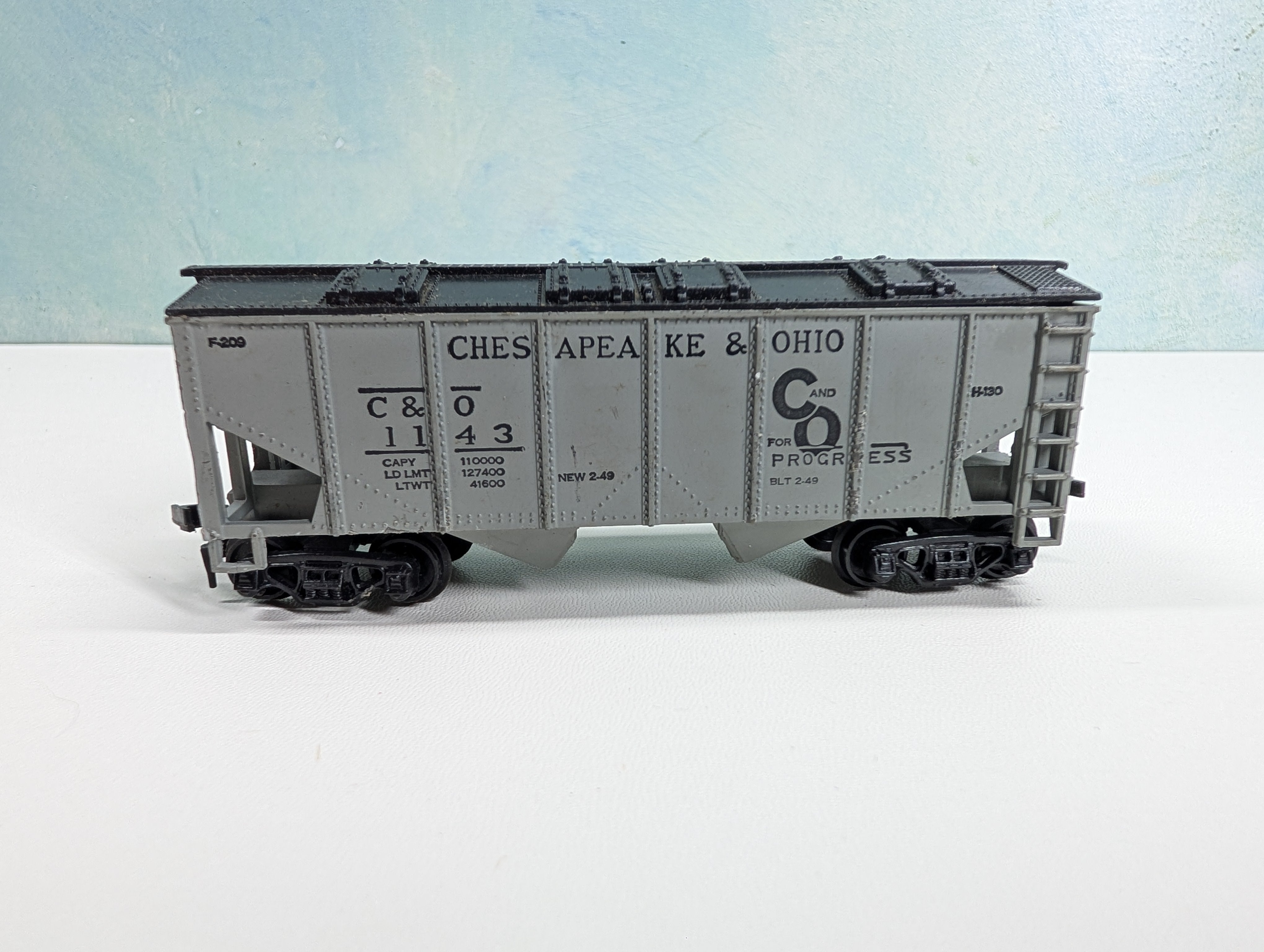 USED HO Scale 2 Bay Covered Hopper Chesapeake and Ohio C&O #1143