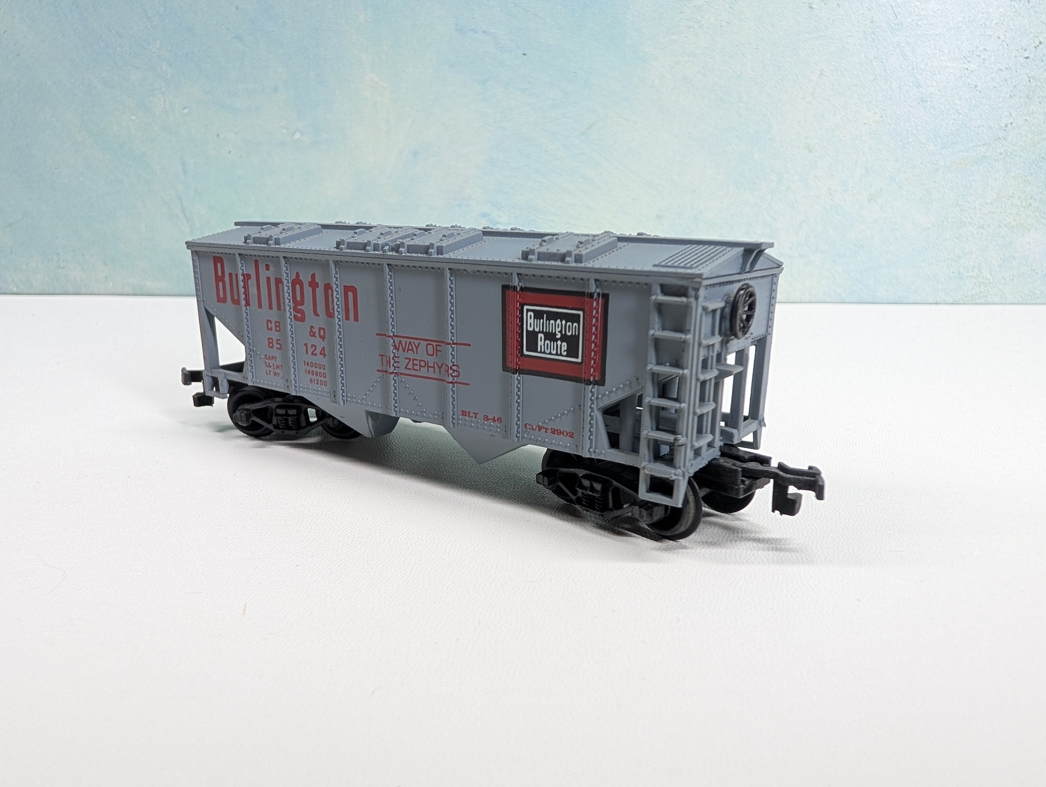 USED HO Scale 2 Bay Covered Hopper Burlington CB&Q #85124