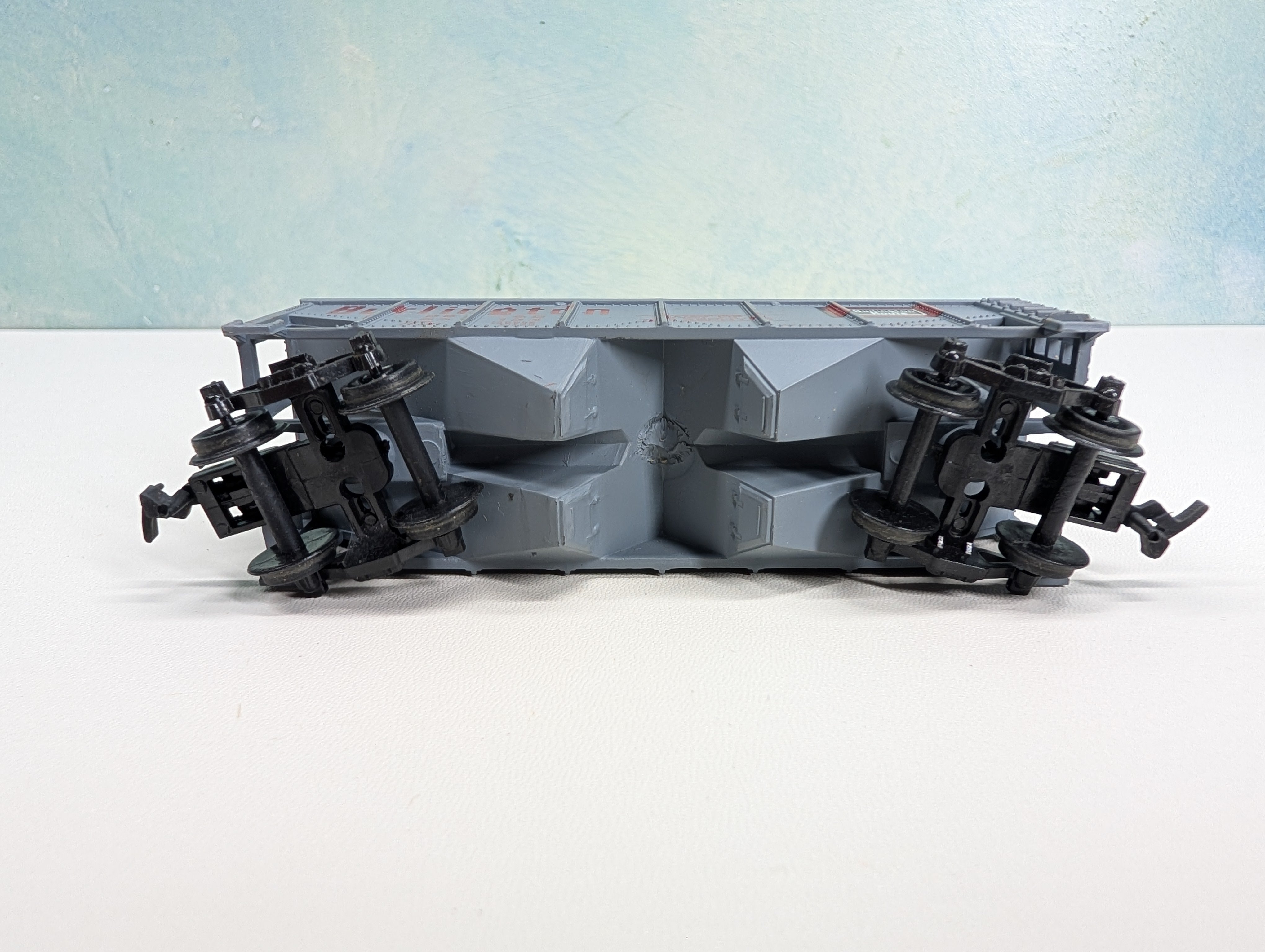 USED HO Scale 2 Bay Covered Hopper Burlington CB&Q #85124