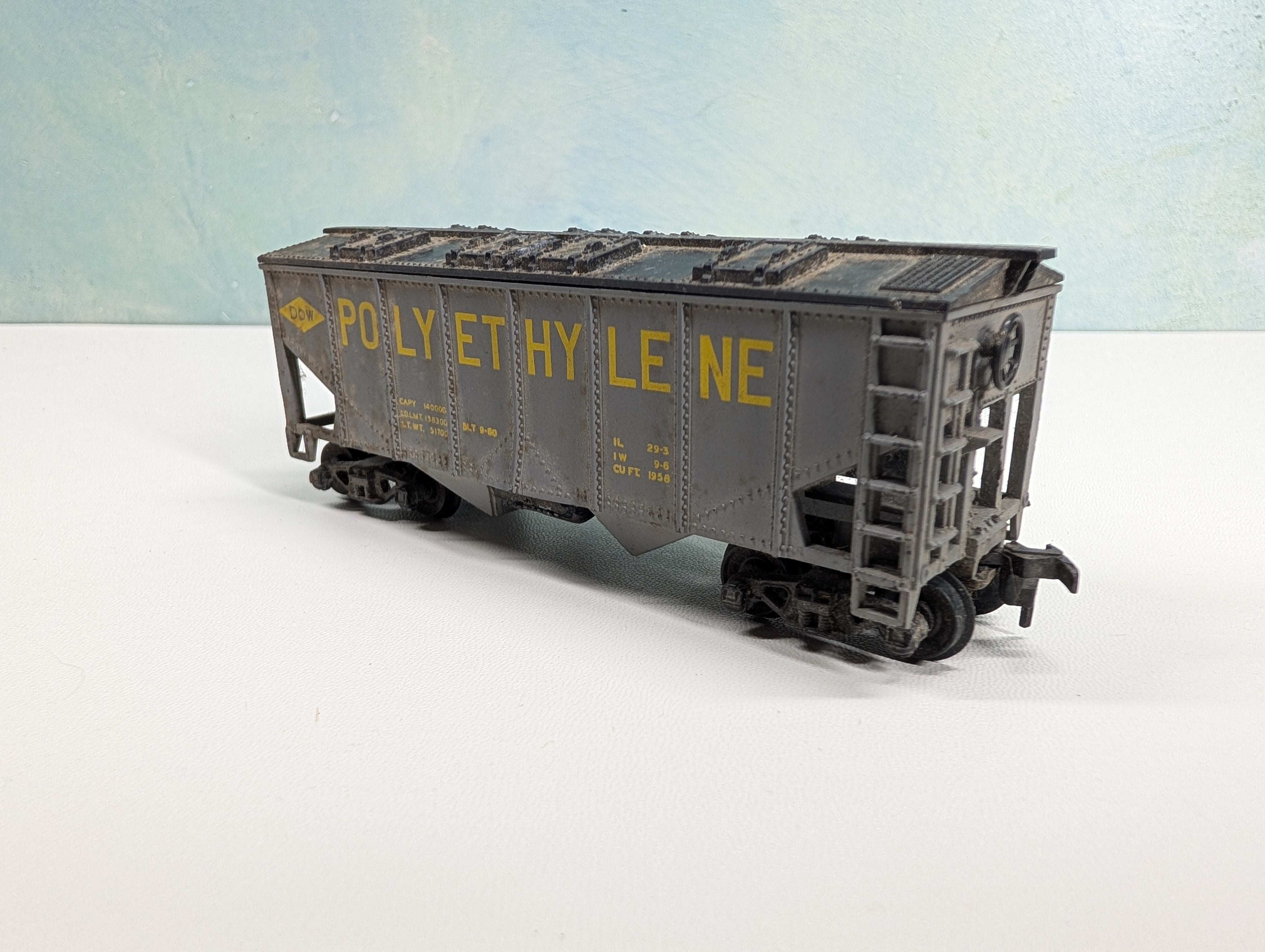 USED Varney HO Scale 2 Bay Covered Hopper Polyethylene DOW
