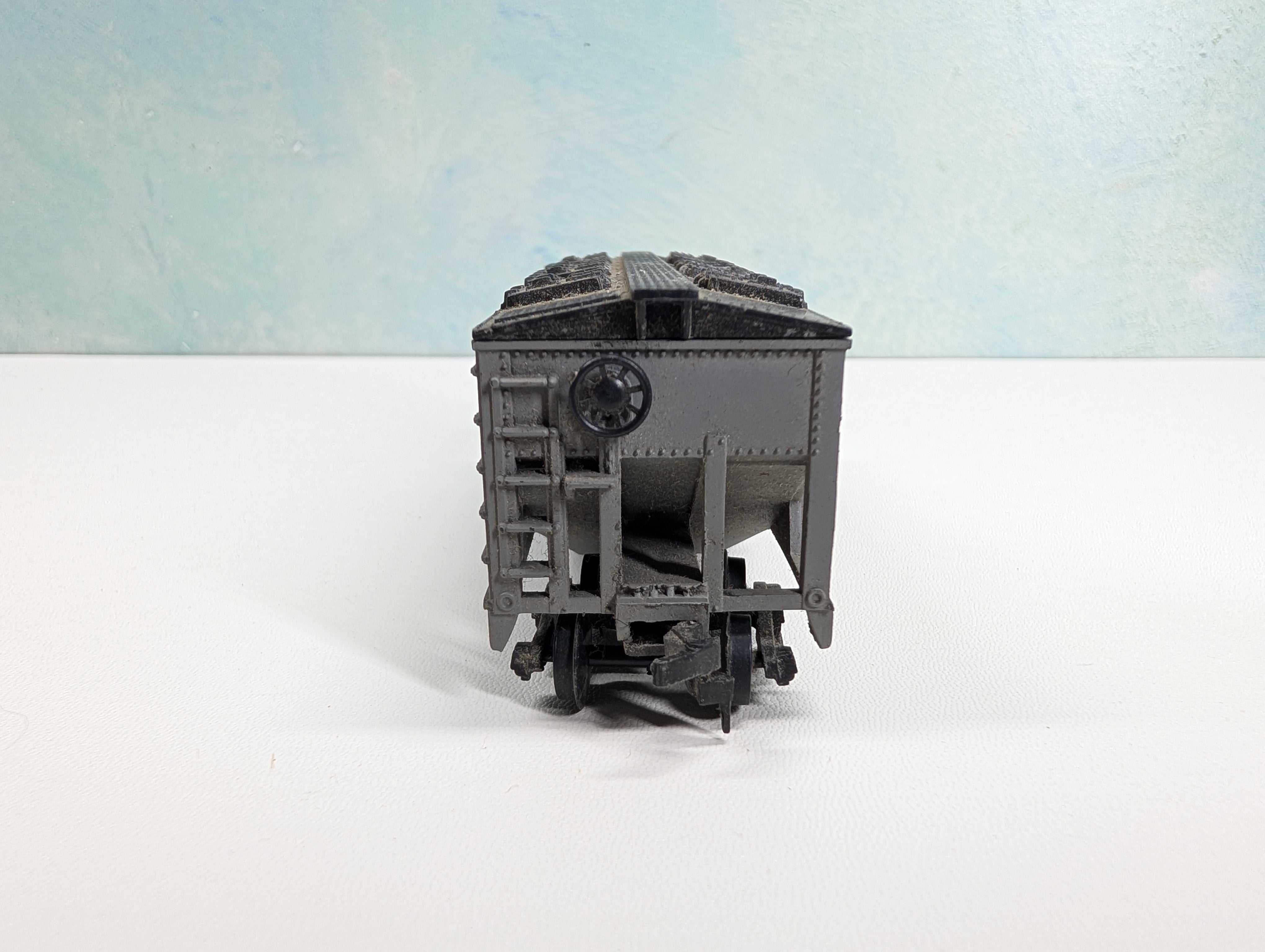 USED Varney HO Scale 2 Bay Covered Hopper Polyethylene DOW