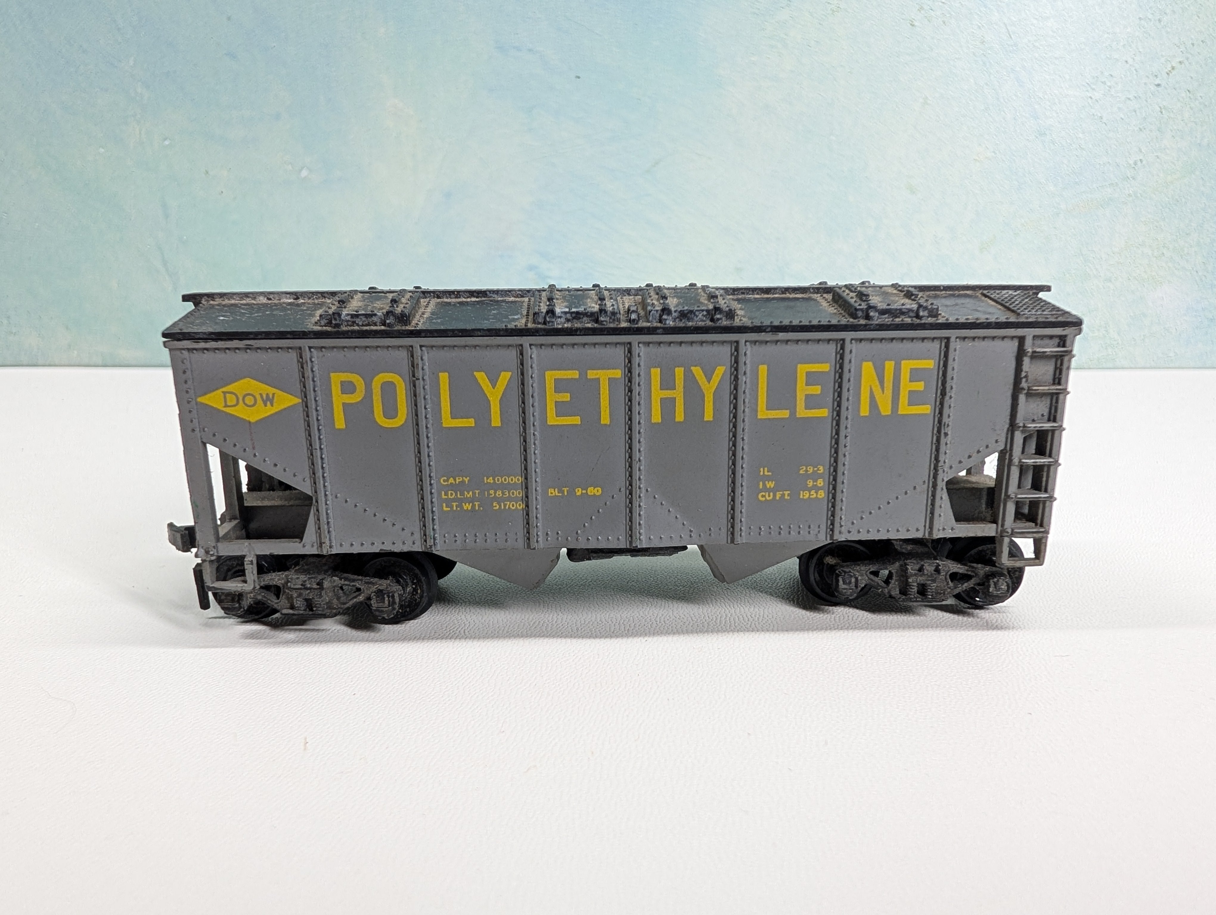 USED Varney HO Scale 2 Bay Covered Hopper Polyethylene DOW