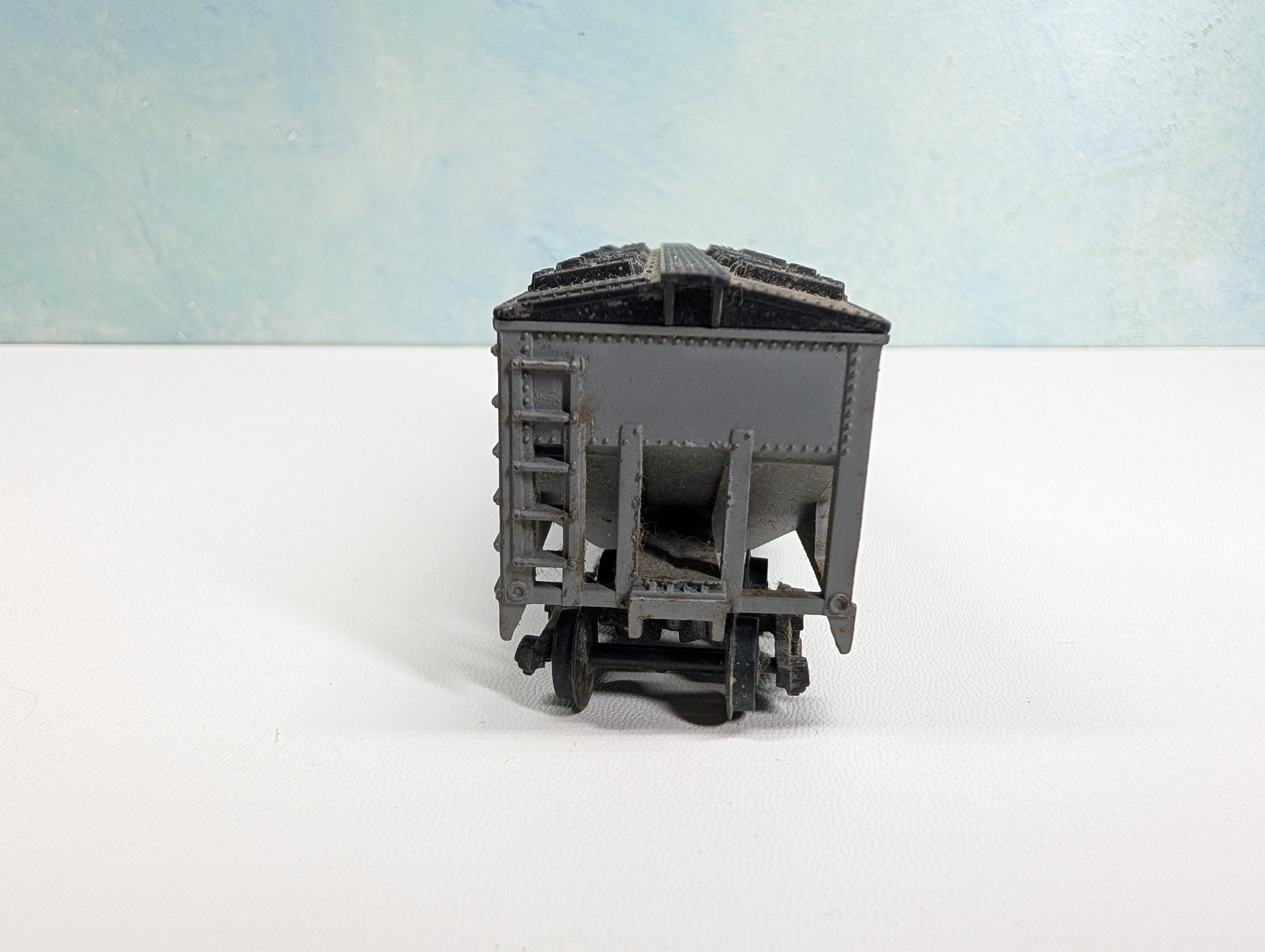USED Varney HO Scale 2 Bay Covered Hopper Polyethylene DOW