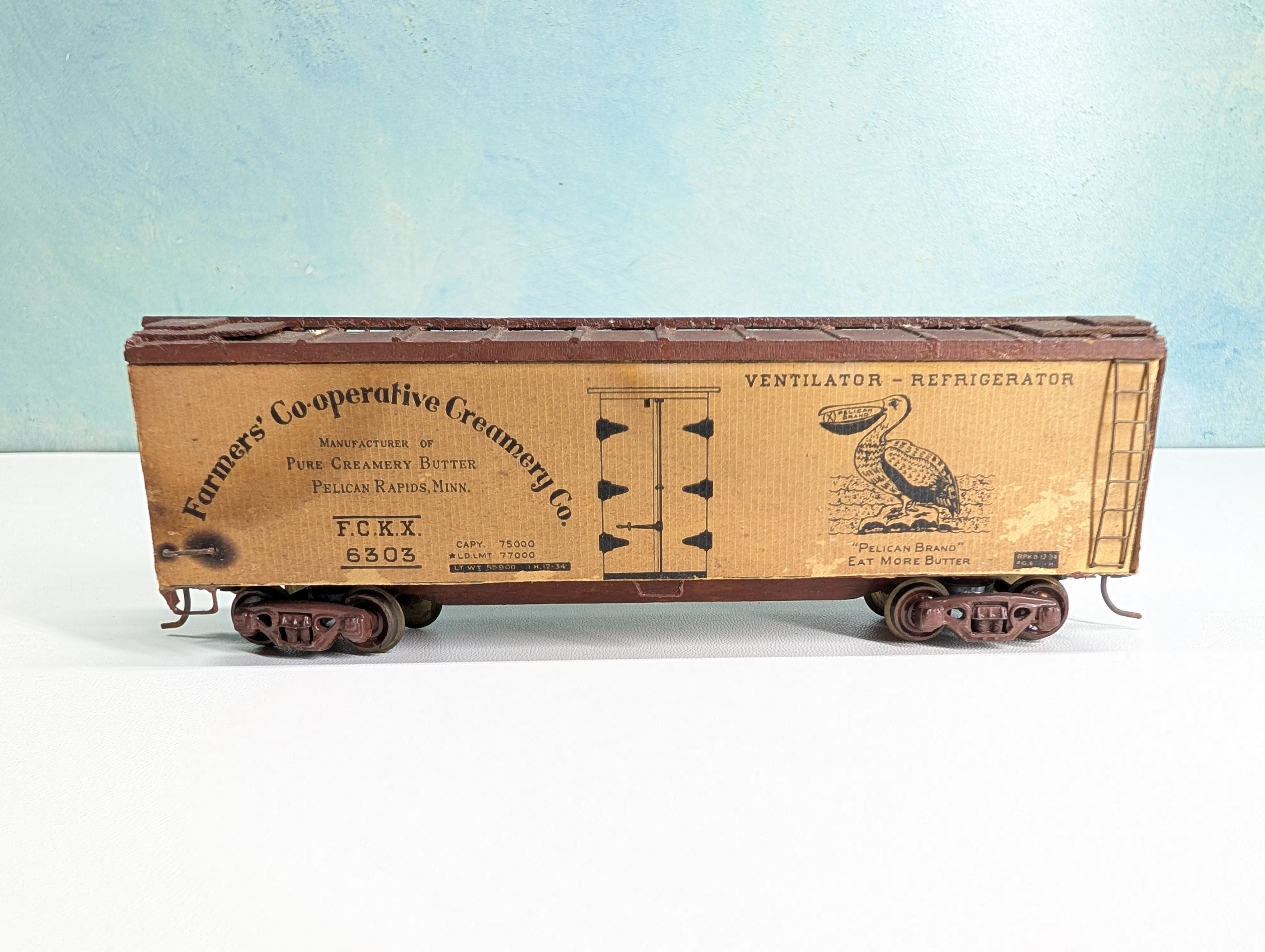 USED HO Scale Wood Built 44' Reefer Box Car Farmer's Coop Creamery FCKX #6303