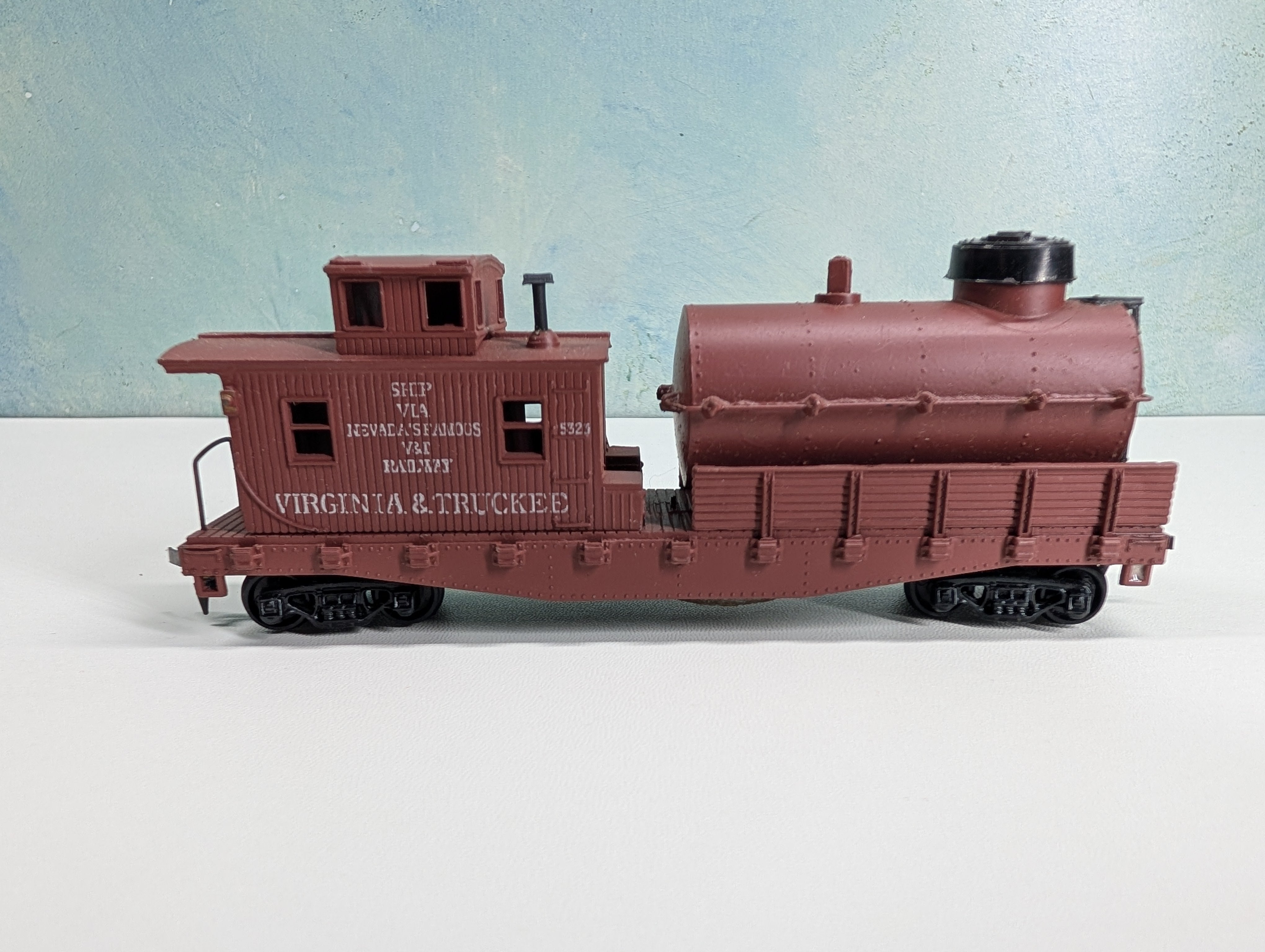 USED AHM HO Scale Track Cleaning MOW Car Virginia and Truckee Railroad #5323