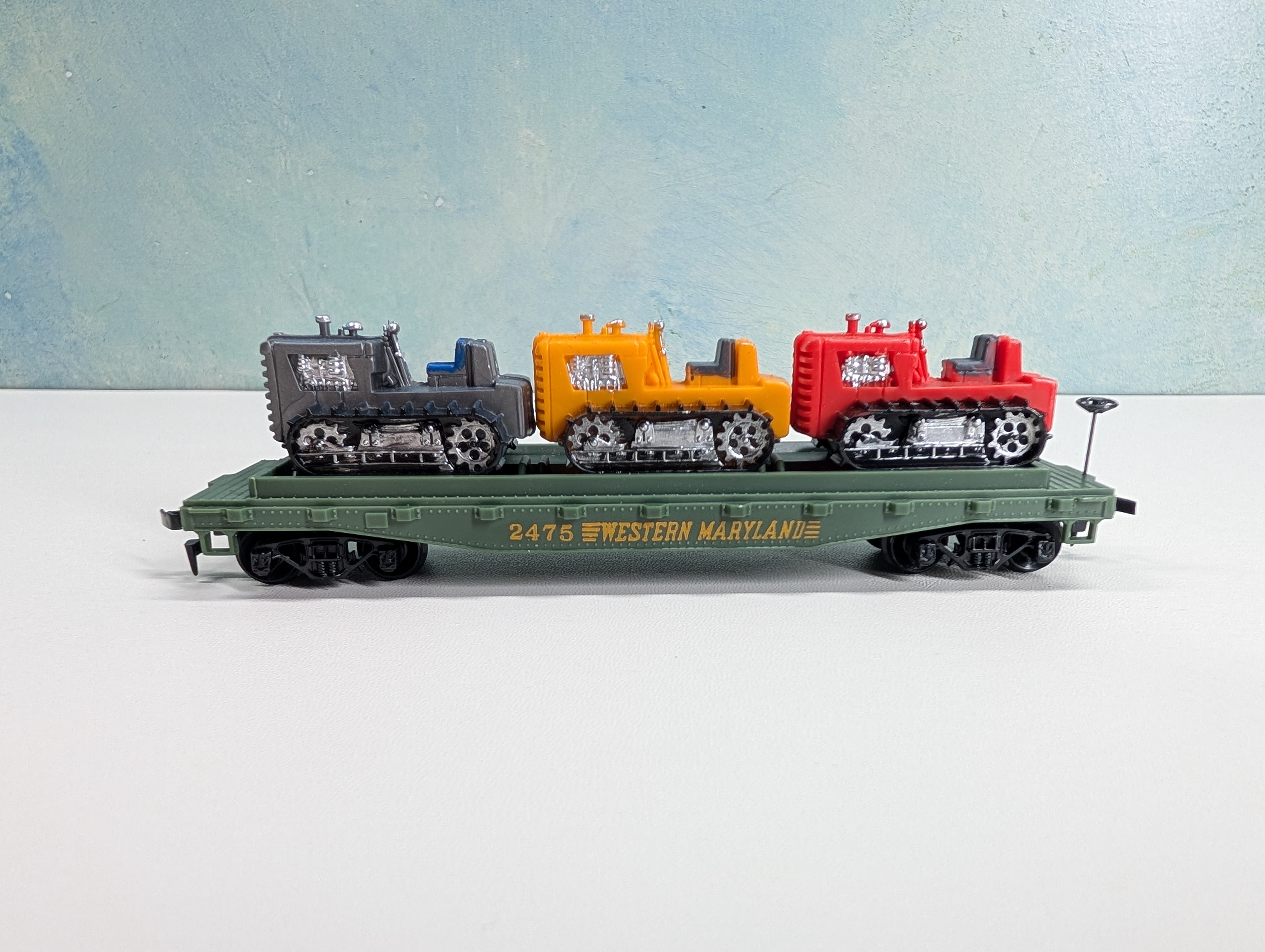 USED Tyco HO Scale 40' Flat Car w/ Tractors & Brake Wheel! Western Maryland #2475