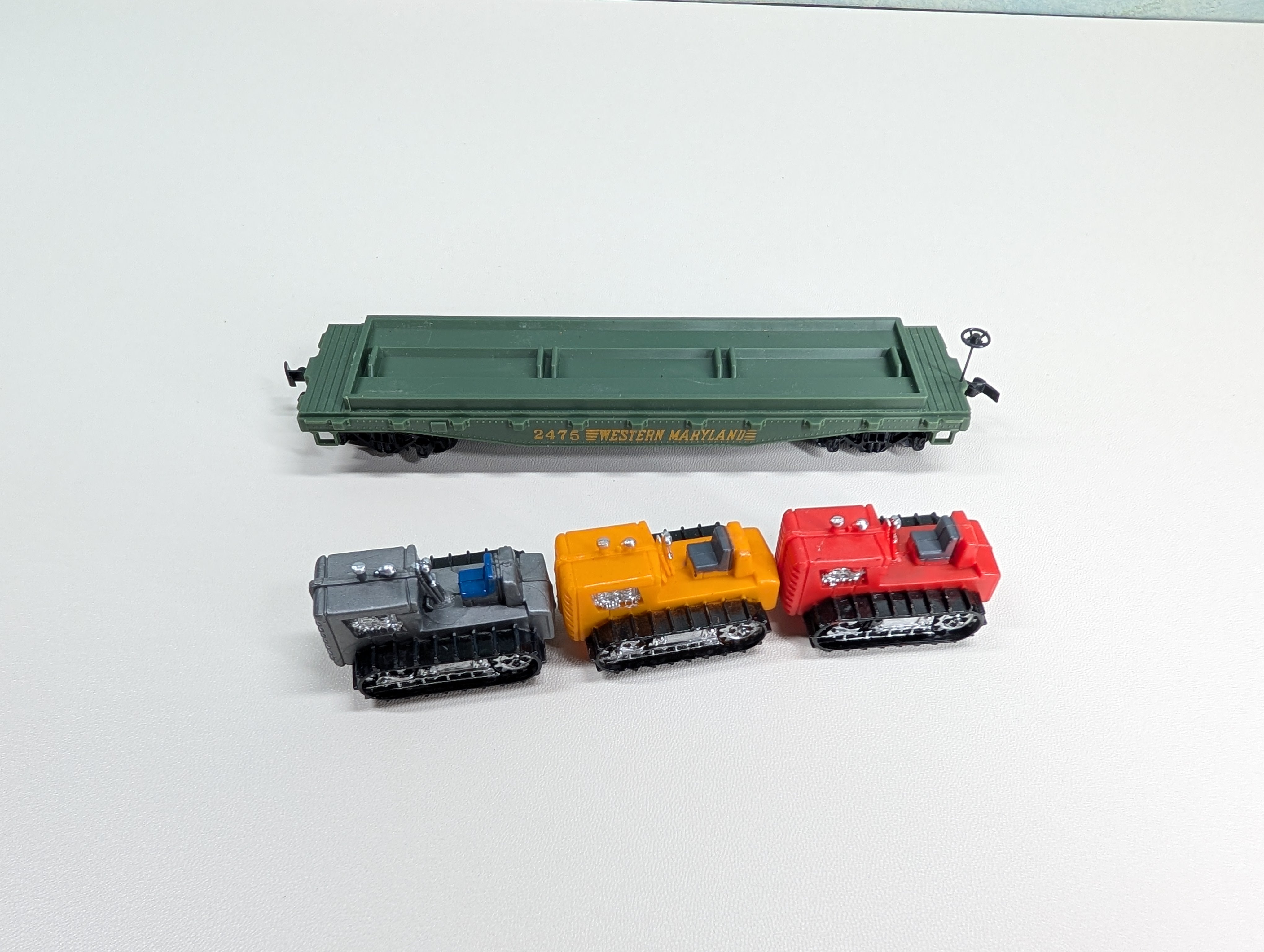 USED Tyco HO Scale 40' Flat Car w/ Tractors & Brake Wheel! Western Maryland #2475