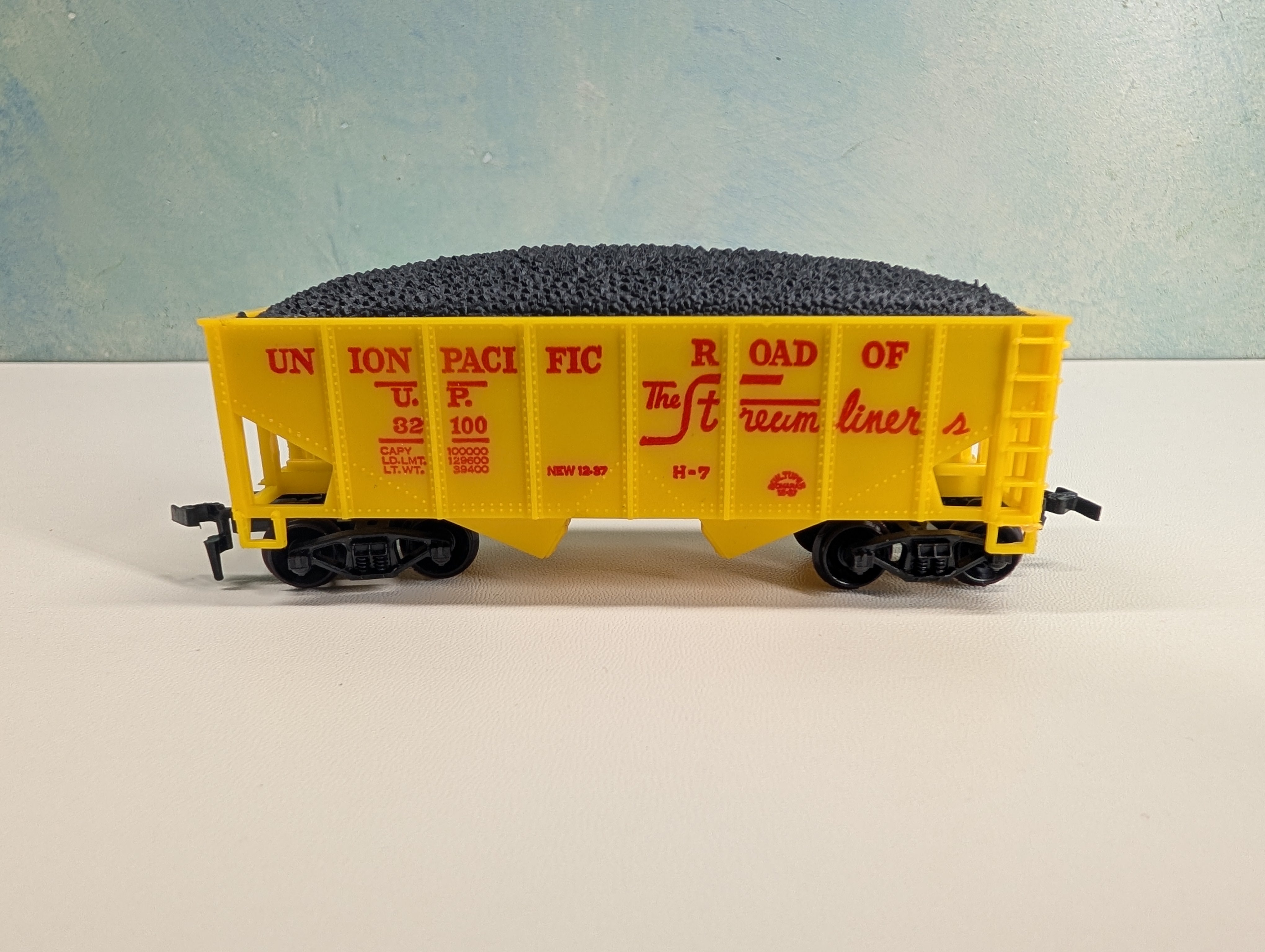 USED Life-Like HO Scale 2 Bay Hopper w/ Coal Load Union Pacific UP #32100
