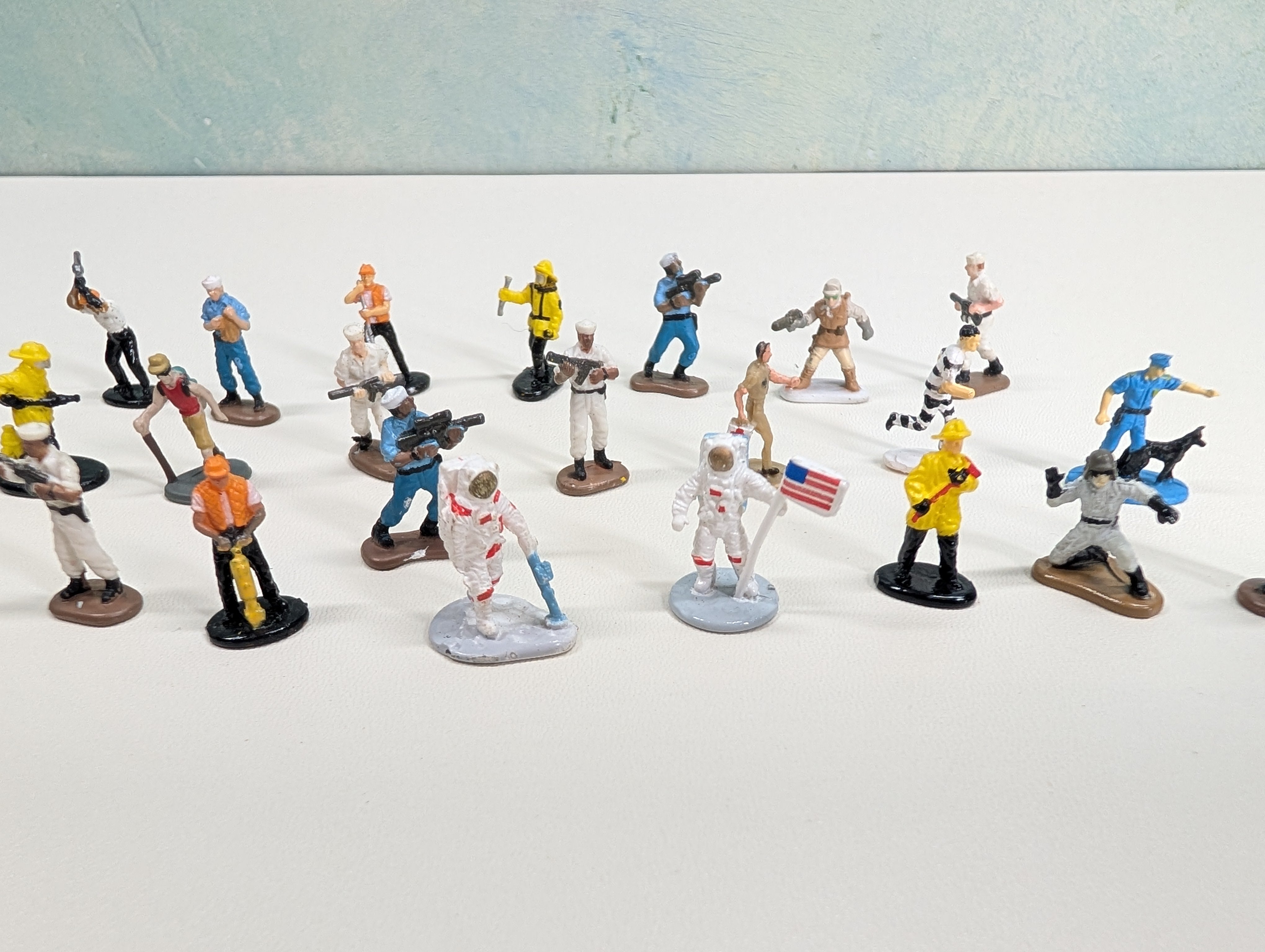 USED HO Scale Astronaut, Policemen, Firemen and other Unique Figures (20+ pcs)